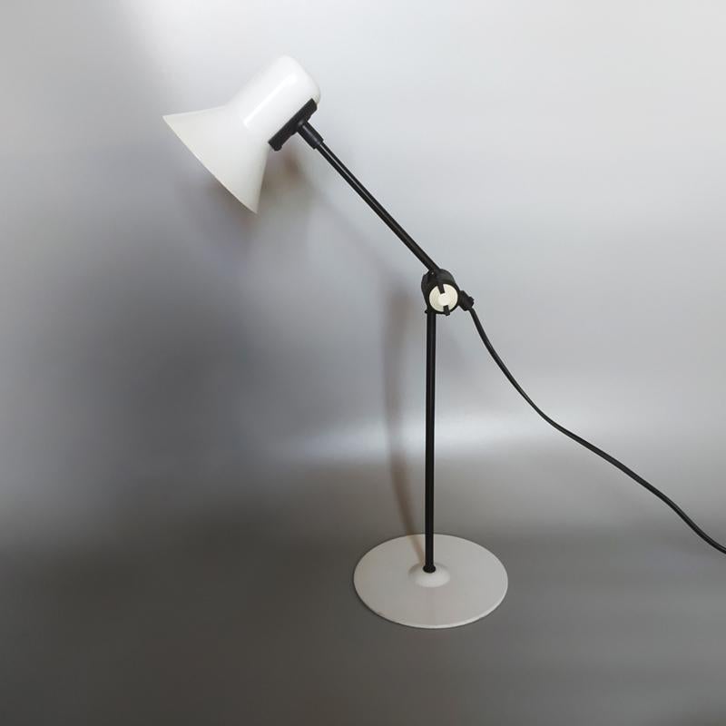 Preciosa lámpara de sobremesa Space Age blanca de los años 70 de Veneta Lumi, Made in Italy Moderno de mediados de siglo en venta