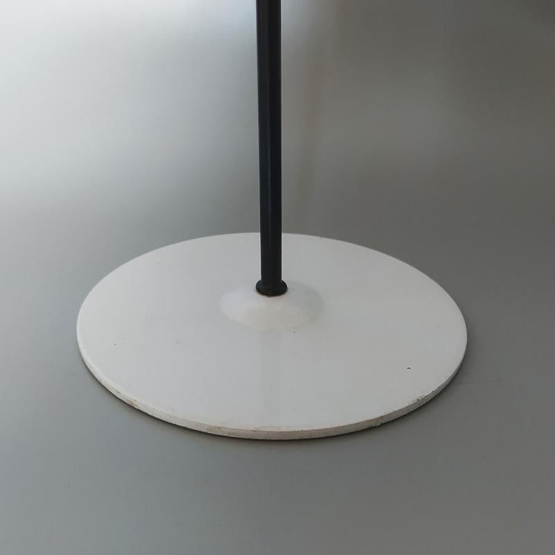 Preciosa lámpara de sobremesa Space Age blanca de los años 70 de Veneta Lumi, Made in Italy finales del siglo XX en venta