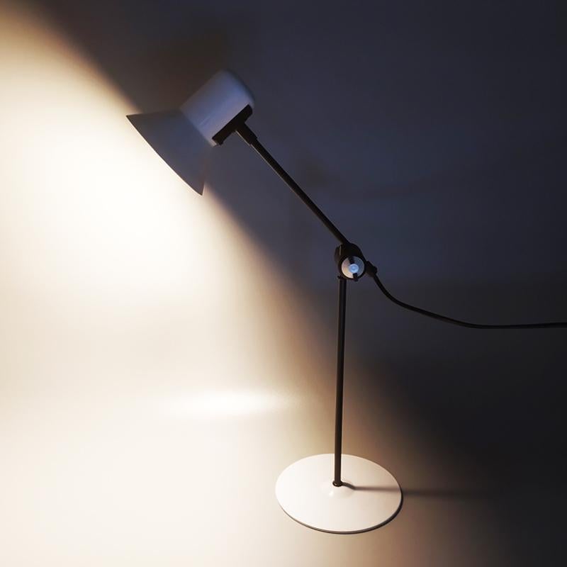 Preciosa lámpara de sobremesa Space Age blanca de los años 70 de Veneta Lumi, Made in Italy en venta 1
