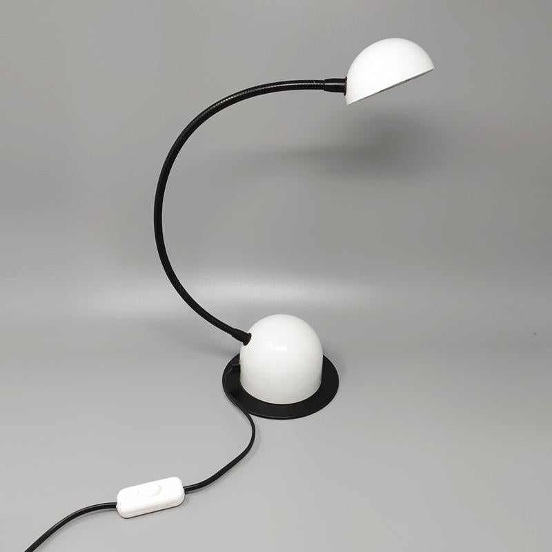 1970 Superbe lampe de table blanche par Veneta Lumi. Fabriqué en Italie
La lampe fonctionne parfaitement et elle est en excellent état. Cette lampe est une véritable œuvre d'art moderne.
Dimension 
diam 5,51 x 17,32 H pouces
diam cm 14 x 44 H cm.