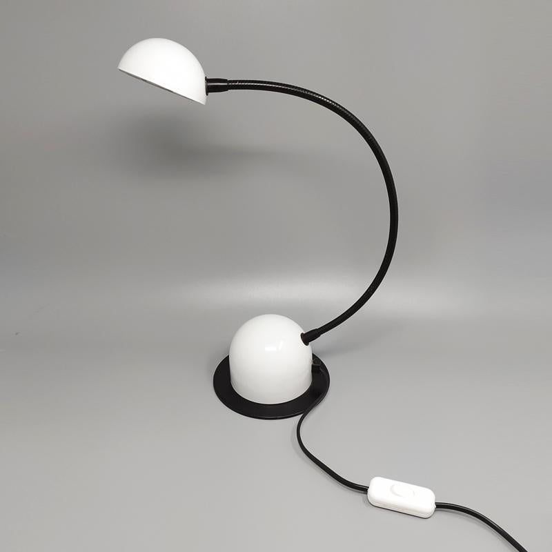 Mid-Century Modern Magnifique lampe de bureau blanche des années 1970 par Veneta Lumi, fabriquée en Italie en vente
