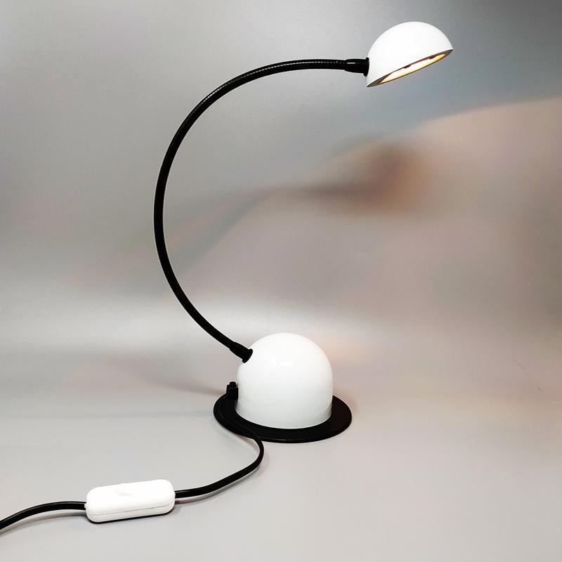 italien Magnifique lampe de bureau blanche des années 1970 par Veneta Lumi, fabriquée en Italie en vente