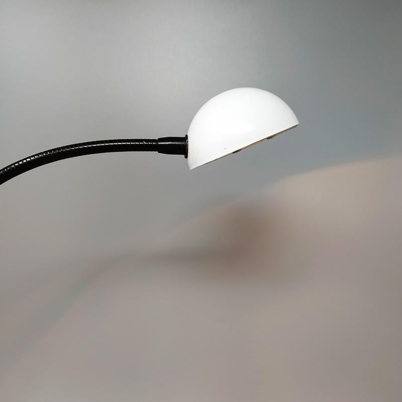 Fin du 20e siècle Magnifique lampe de bureau blanche des années 1970 par Veneta Lumi, fabriquée en Italie en vente