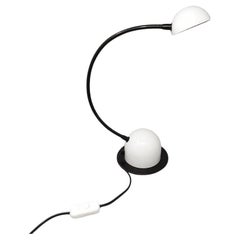 Magnifique lampe de bureau blanche des années 1970 par Veneta Lumi, fabriquée en Italie