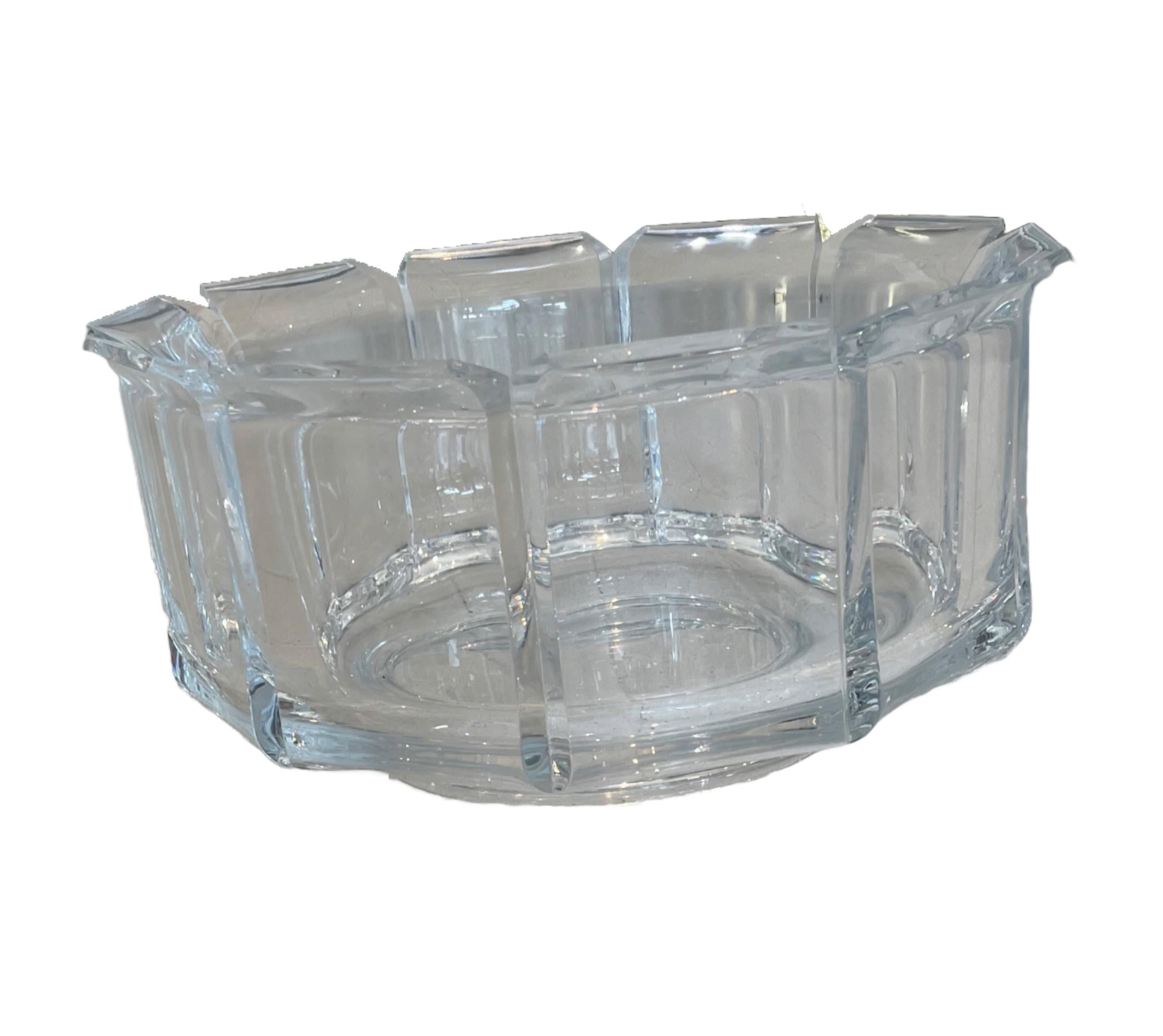 La ciotola in lucite angolare Gaines 1970, disegnata dal designer americano William Bounds, è un pezzo unico ed elegante di arredamento per la casa che ha guadagnato popolarità tra i collezionisti e gli appassionati di design. Bounds fondò la sua