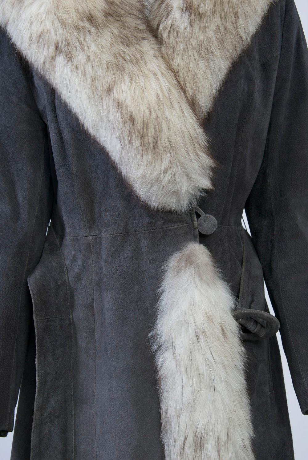 Manteau en daim gris des années 1970 avec bordure en renard en vente 5