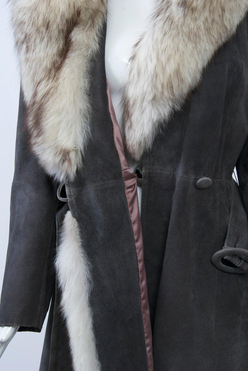 Manteau en daim gris des années 1970 avec bordure en renard en vente 6