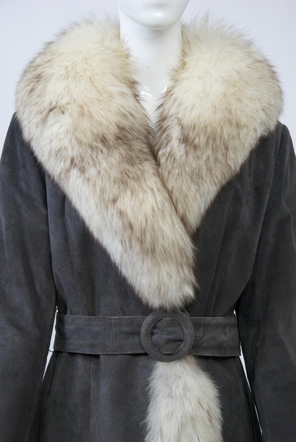 Gris Manteau en daim gris des années 1970 avec bordure en renard en vente