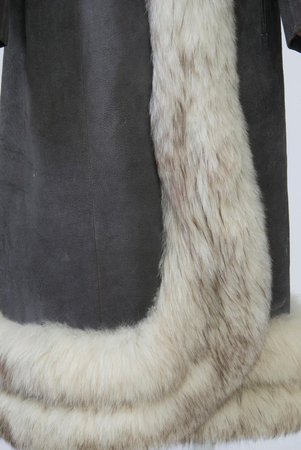 Manteau en daim gris des années 1970 avec bordure en renard Bon état - En vente à Alford, MA