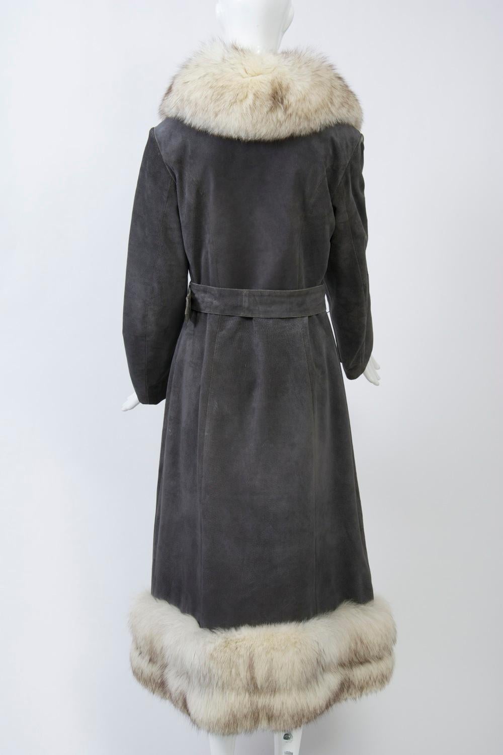 Manteau en daim gris des années 1970 avec bordure en renard en vente 2