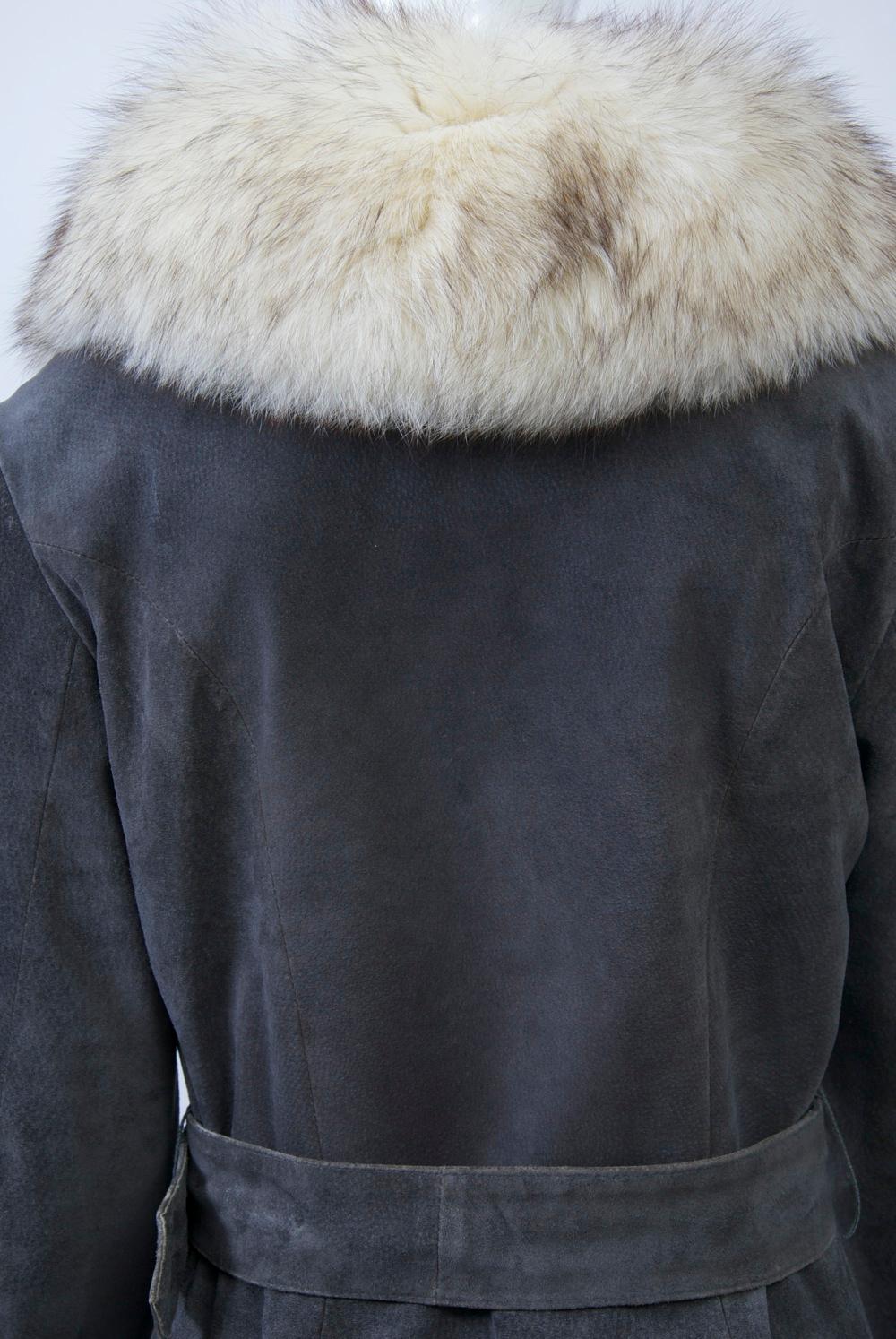 Manteau en daim gris des années 1970 avec bordure en renard en vente 3