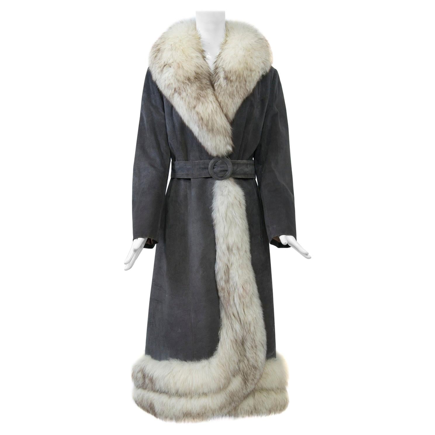Manteau en daim gris des années 1970 avec bordure en renard en vente
