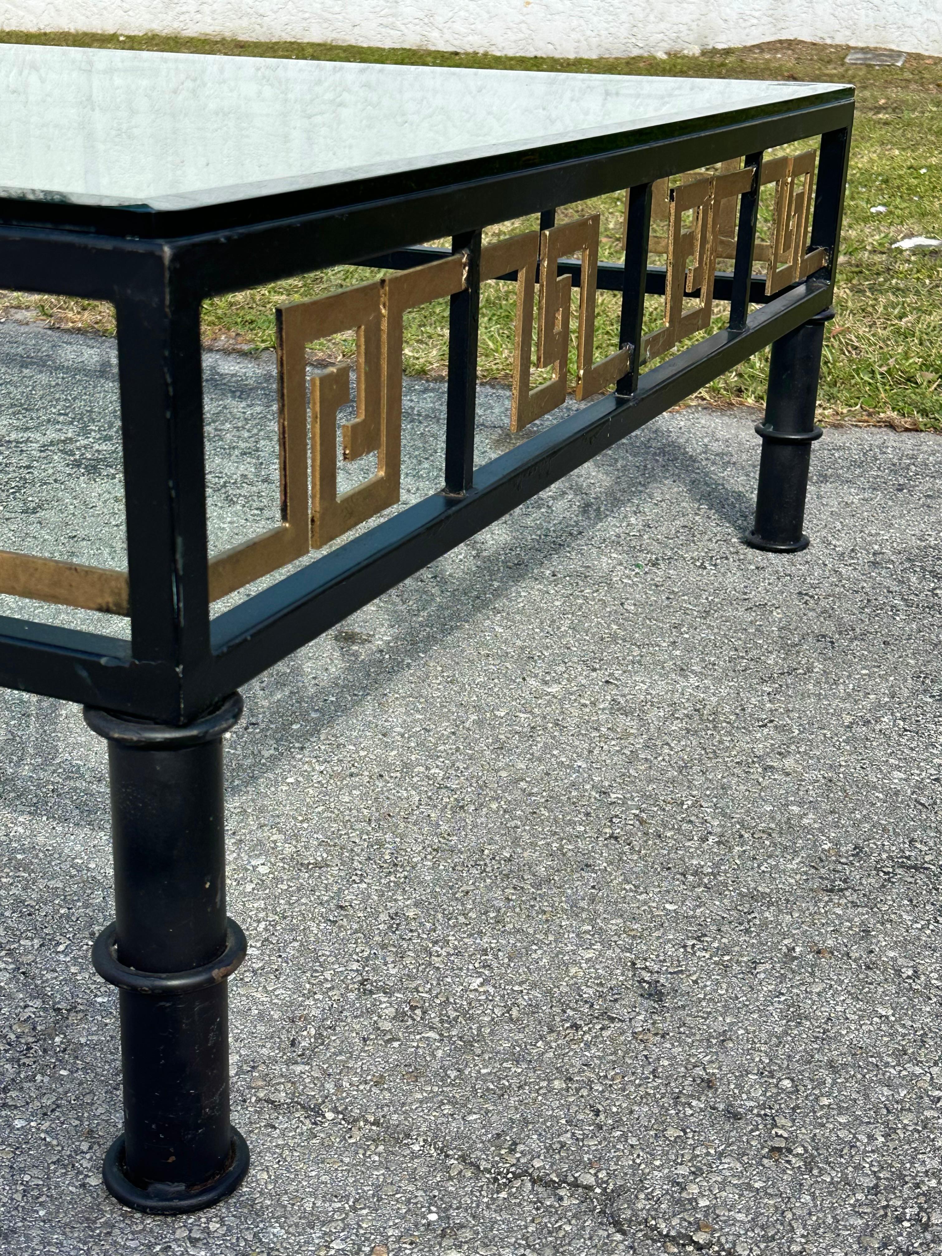 Mesa de centro de bronce pintado ebonizado de bambú de imitación de llave griega de los años 70 en venta 4
