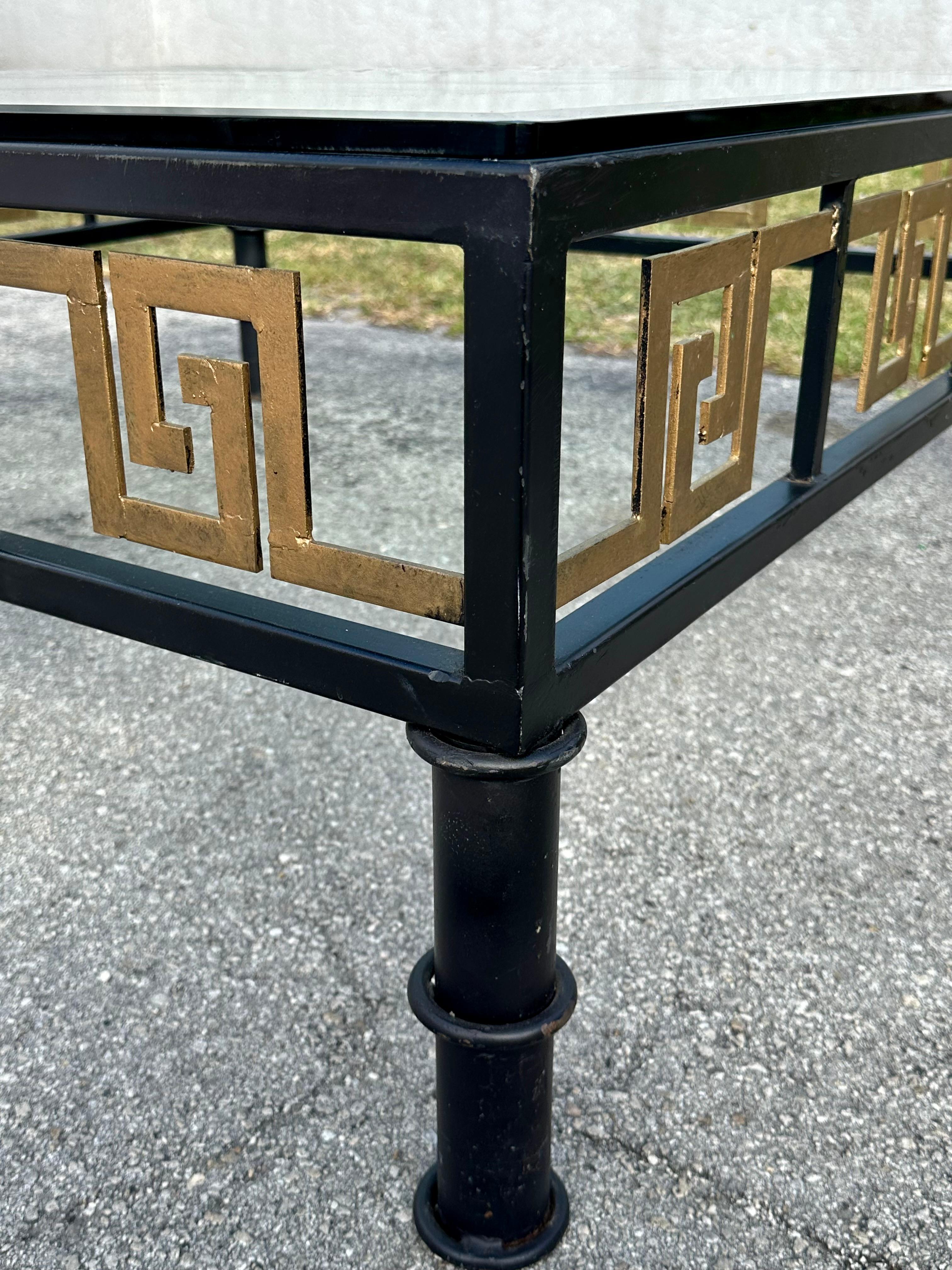 Mesa de centro de bronce pintado ebonizado de bambú de imitación de llave griega de los años 70 en venta 5