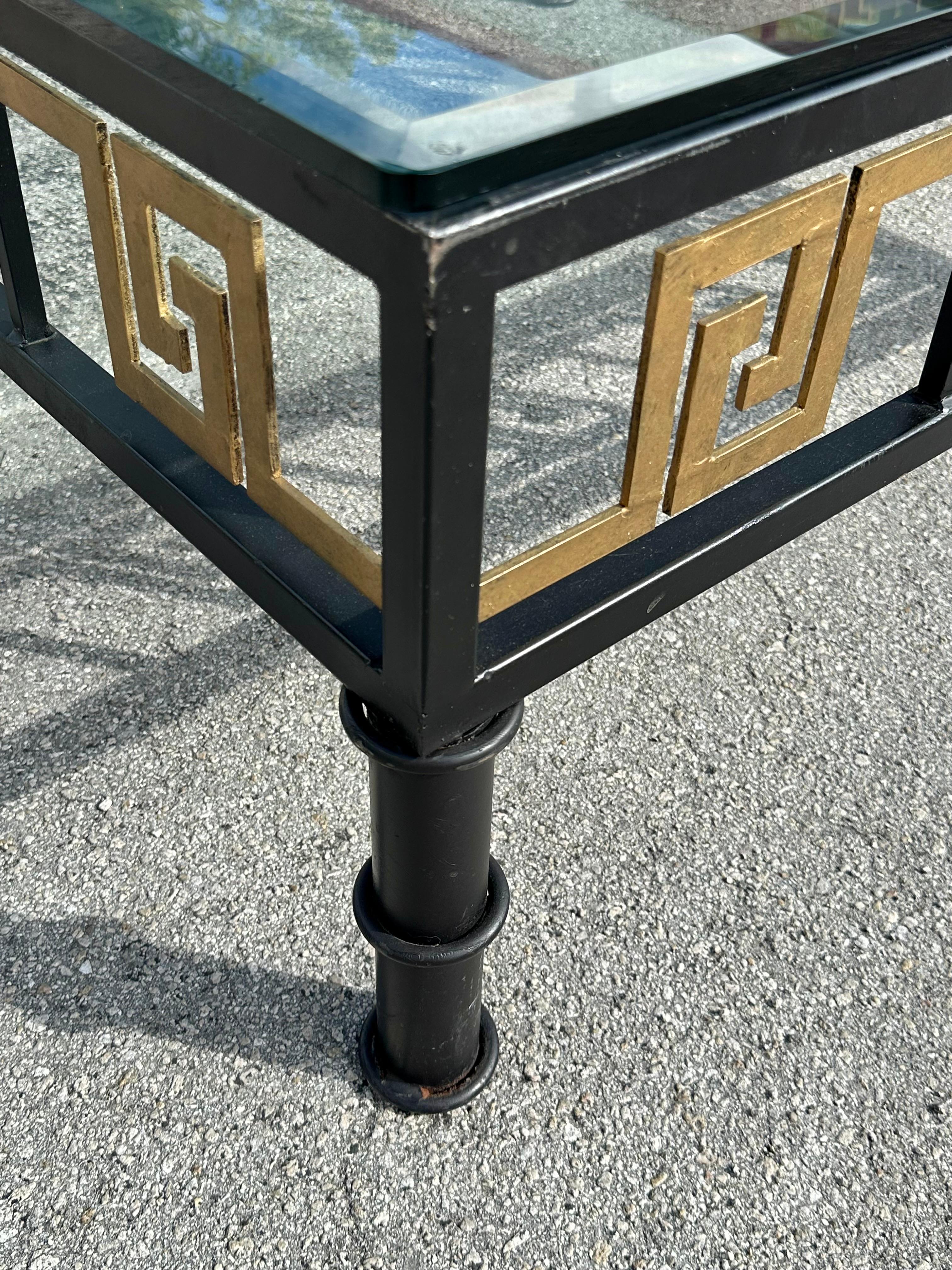 Mesa de centro de bronce pintado ebonizado de bambú de imitación de llave griega de los años 70 en venta 6