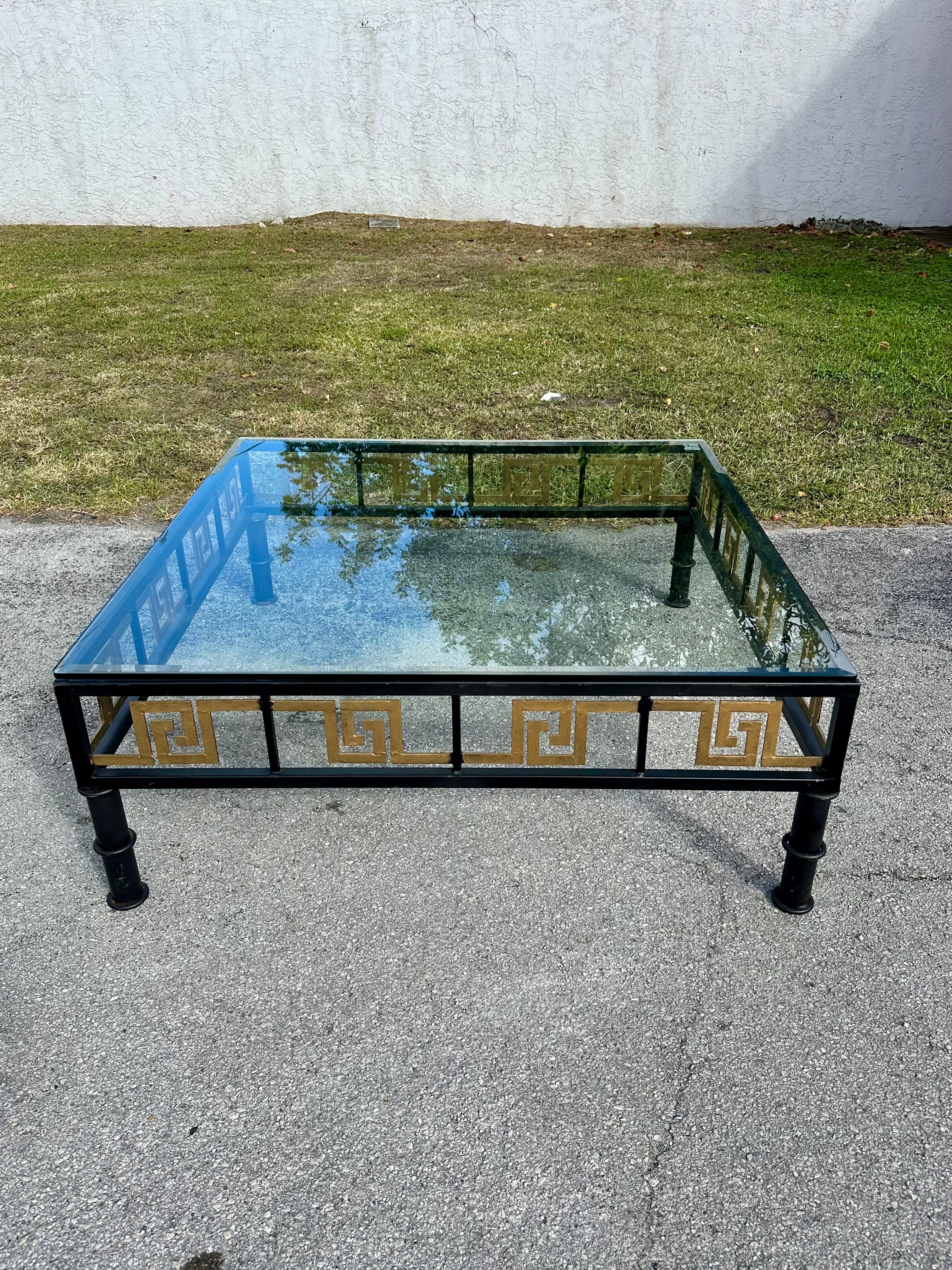 Mesa de centro de bronce pintado ebonizado de bambú de imitación de llave griega de los años 70 Regencia de Hollywood en venta