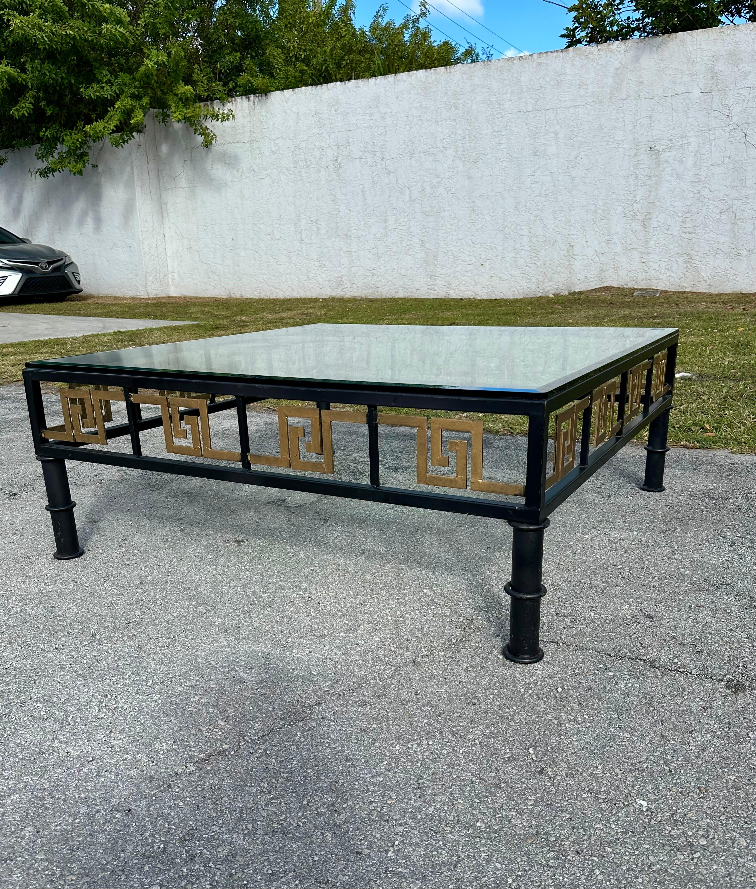 Mesa de centro de bronce pintado ebonizado de bambú de imitación de llave griega de los años 70 en Bueno estado para la venta en Fort Lauderdale, FL