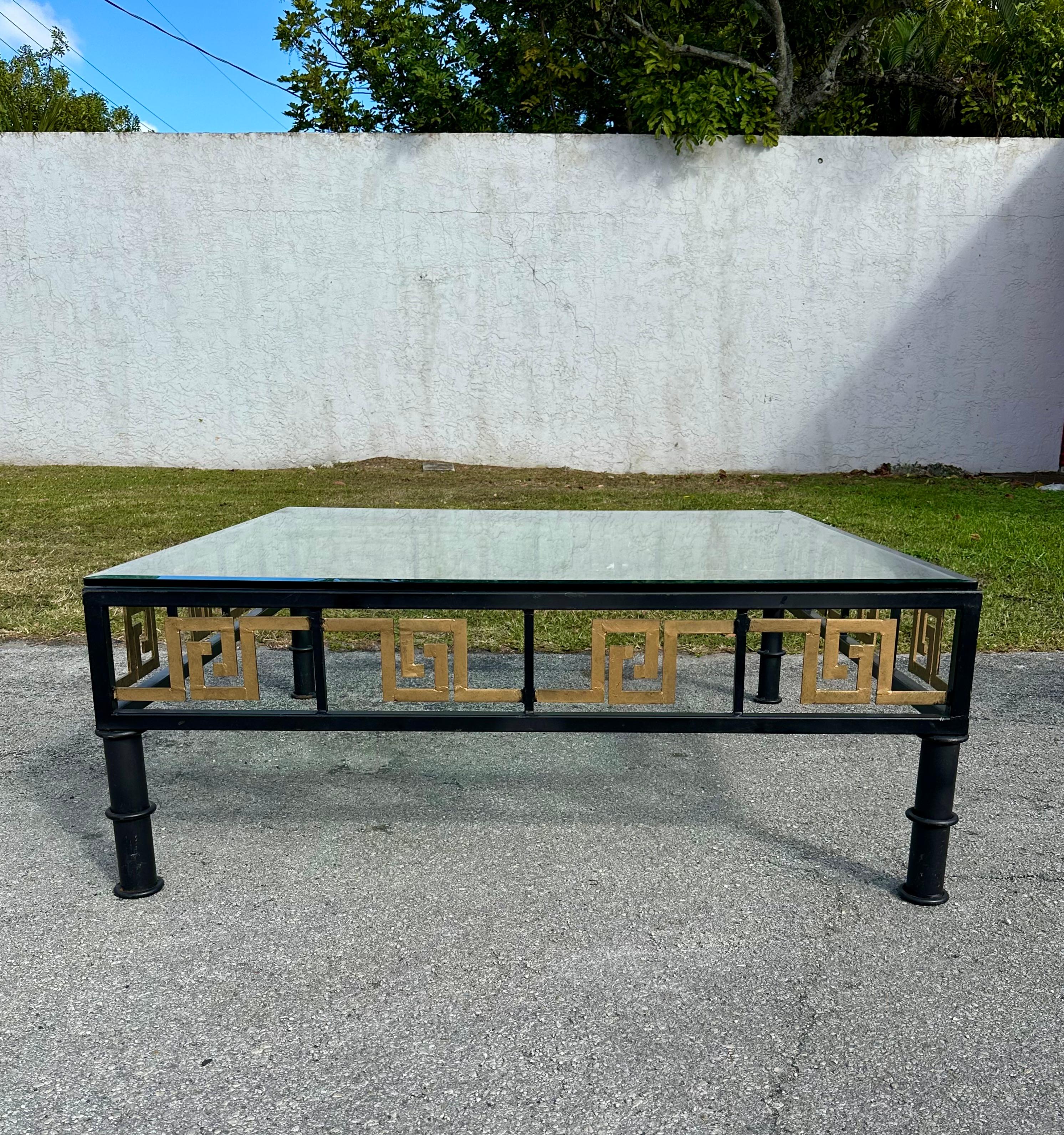 Mesa de centro de bronce pintado ebonizado de bambú de imitación de llave griega de los años 70 finales del siglo XX en venta