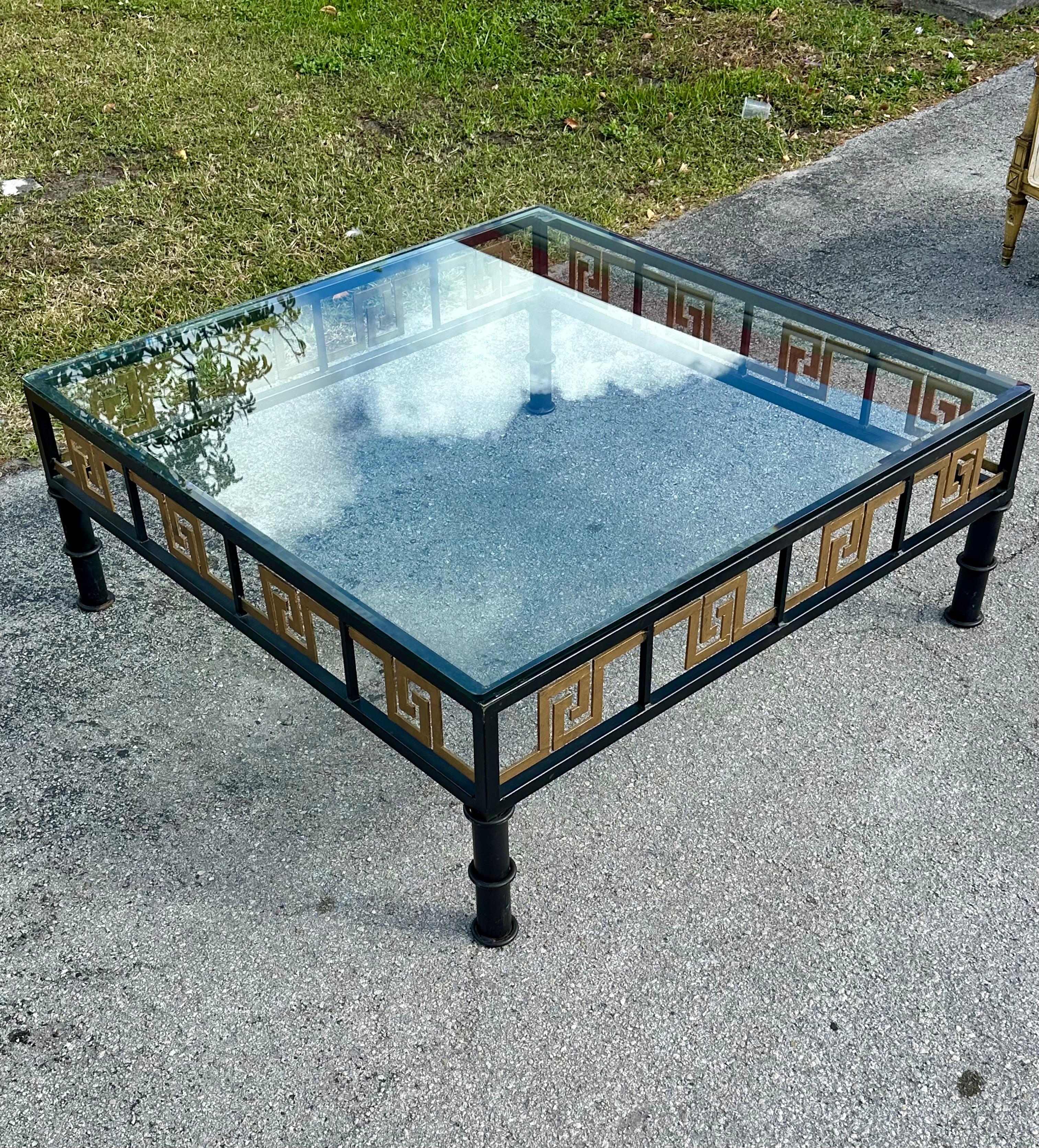 Mesa de centro de bronce pintado ebonizado de bambú de imitación de llave griega de los años 70 Vidrio en venta