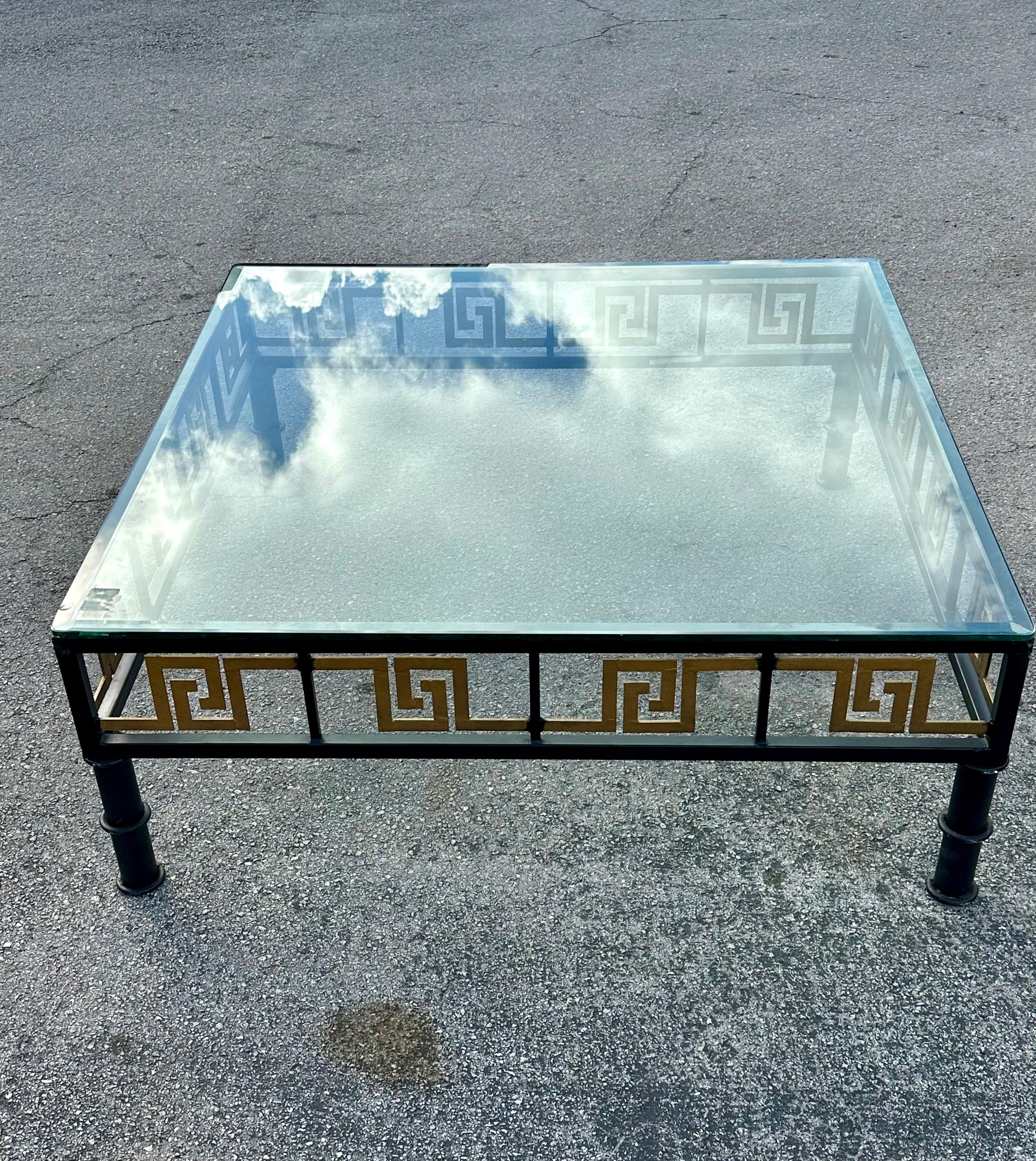 Mesa de centro de bronce pintado ebonizado de bambú de imitación de llave griega de los años 70 en venta 2