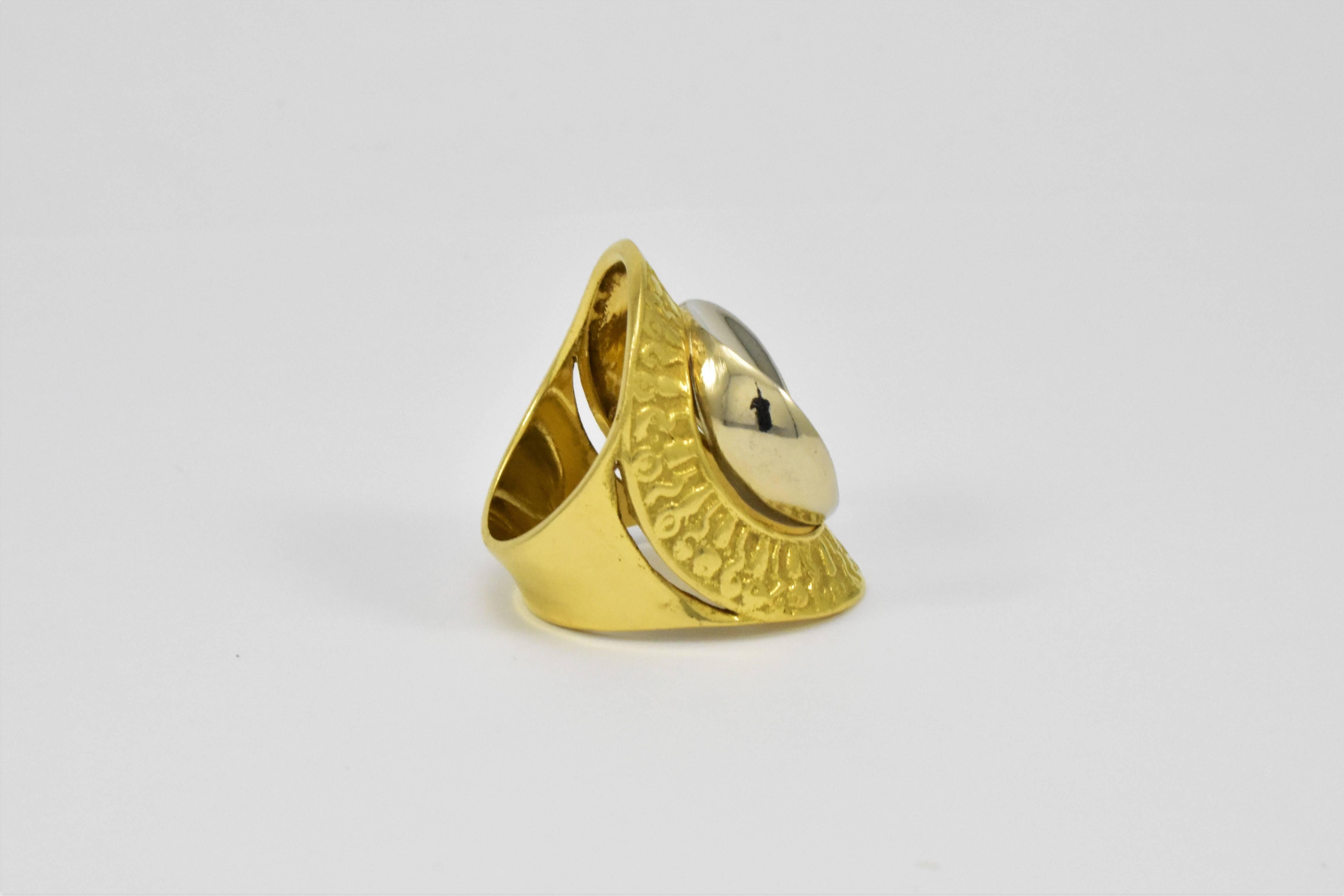1970s Greek Style 18 Karat Yellow and White Gold Disc Ring In New Condition For Sale In London, EMEA - British Isles