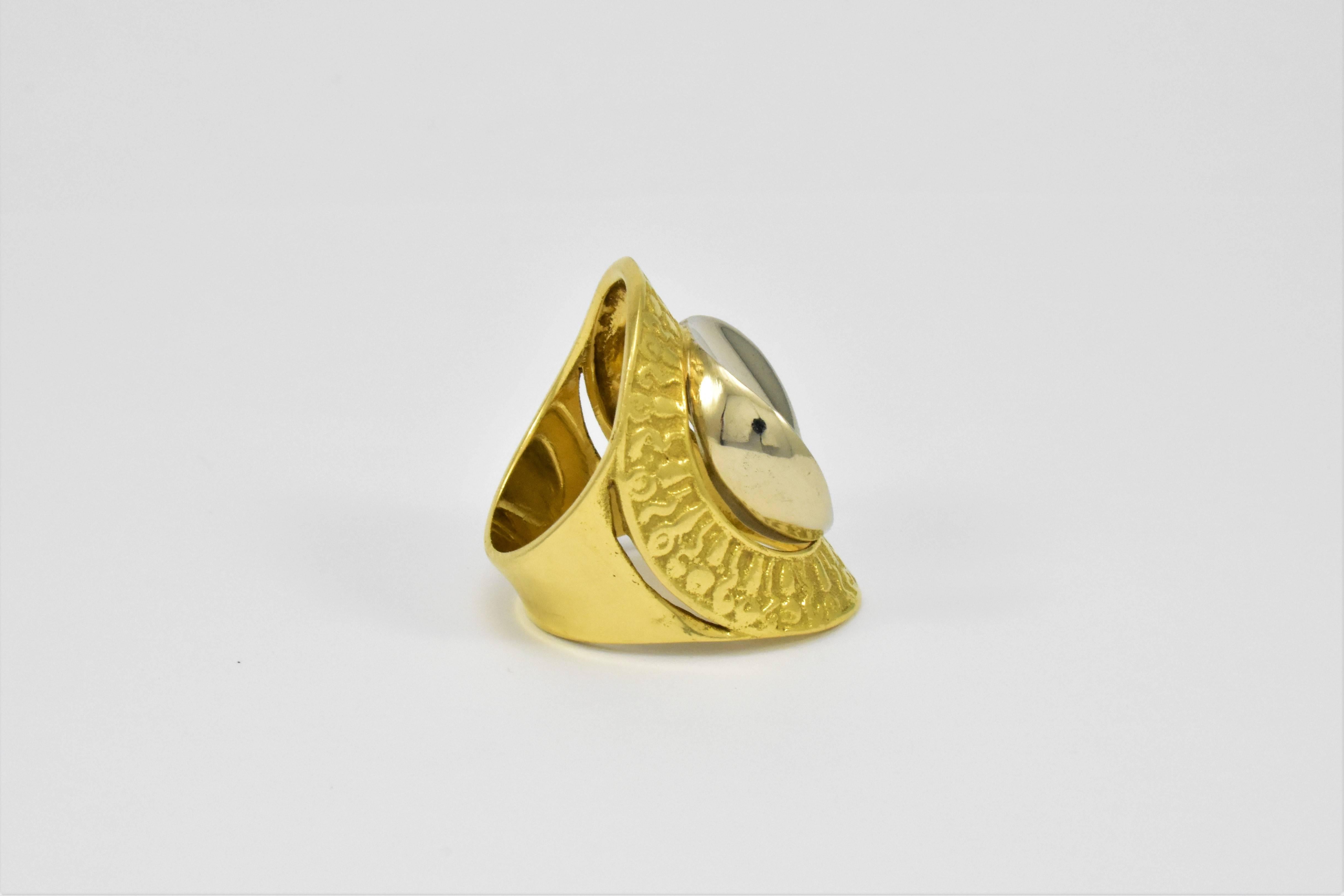 1970s Greek Style 18 Karat Yellow and White Gold Disc Ring For Sale 1