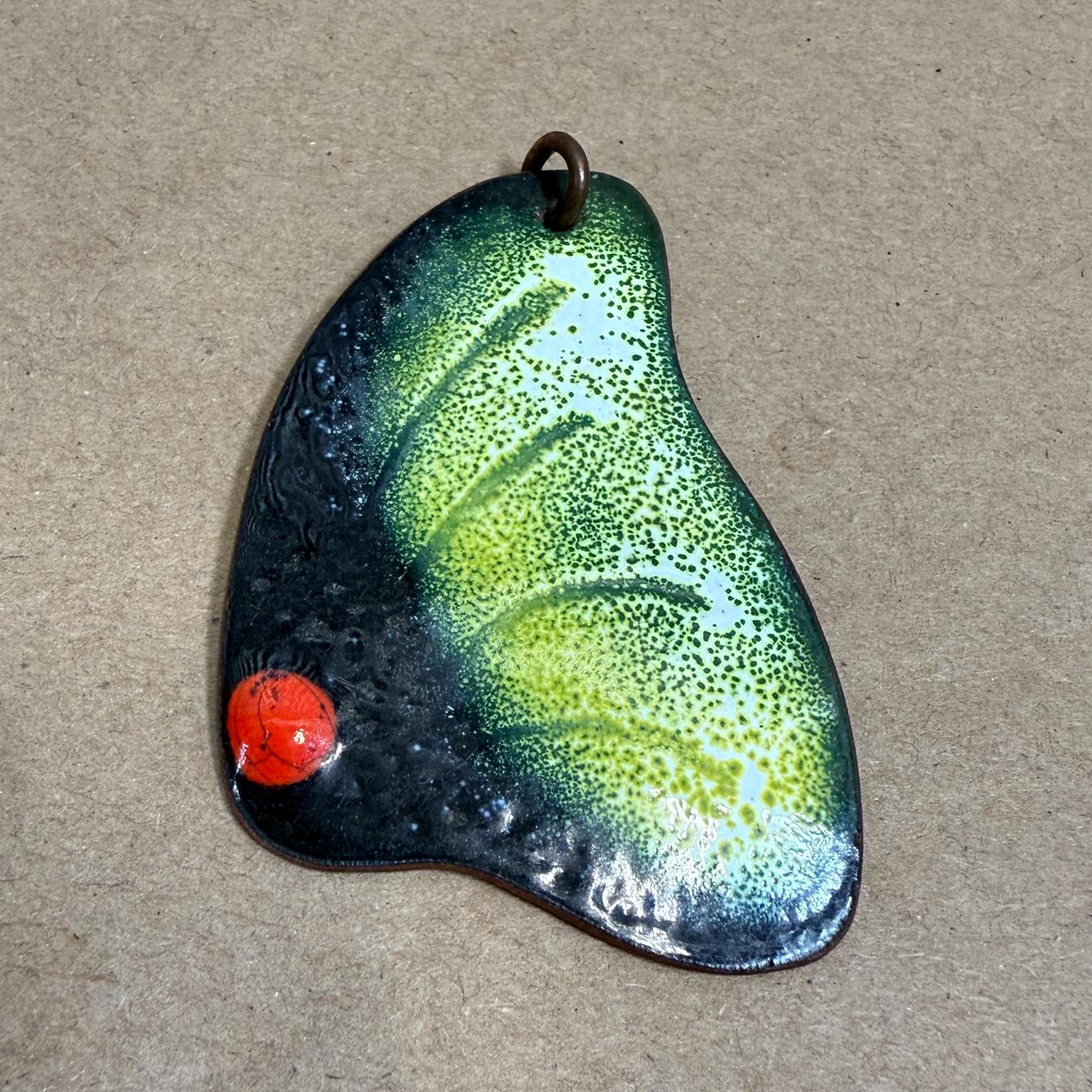 Pendentif en émail abstrait vert
Taxco Mexique
1,5 l x 2,38 h
Vintage original d'occasion, se référer aux images listées.