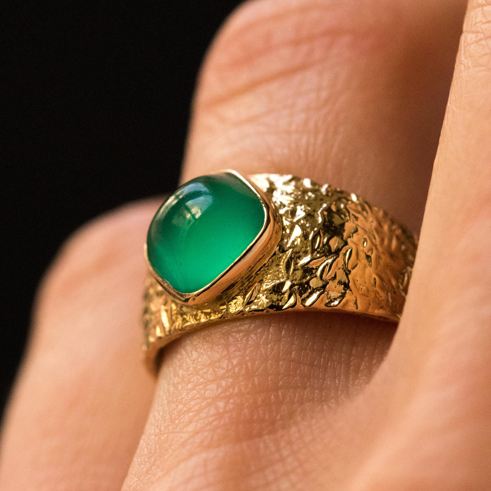 1970s Green Agate 18 Karat Yellow Gold Bangle Ring In Good Condition In Poitiers, FR
