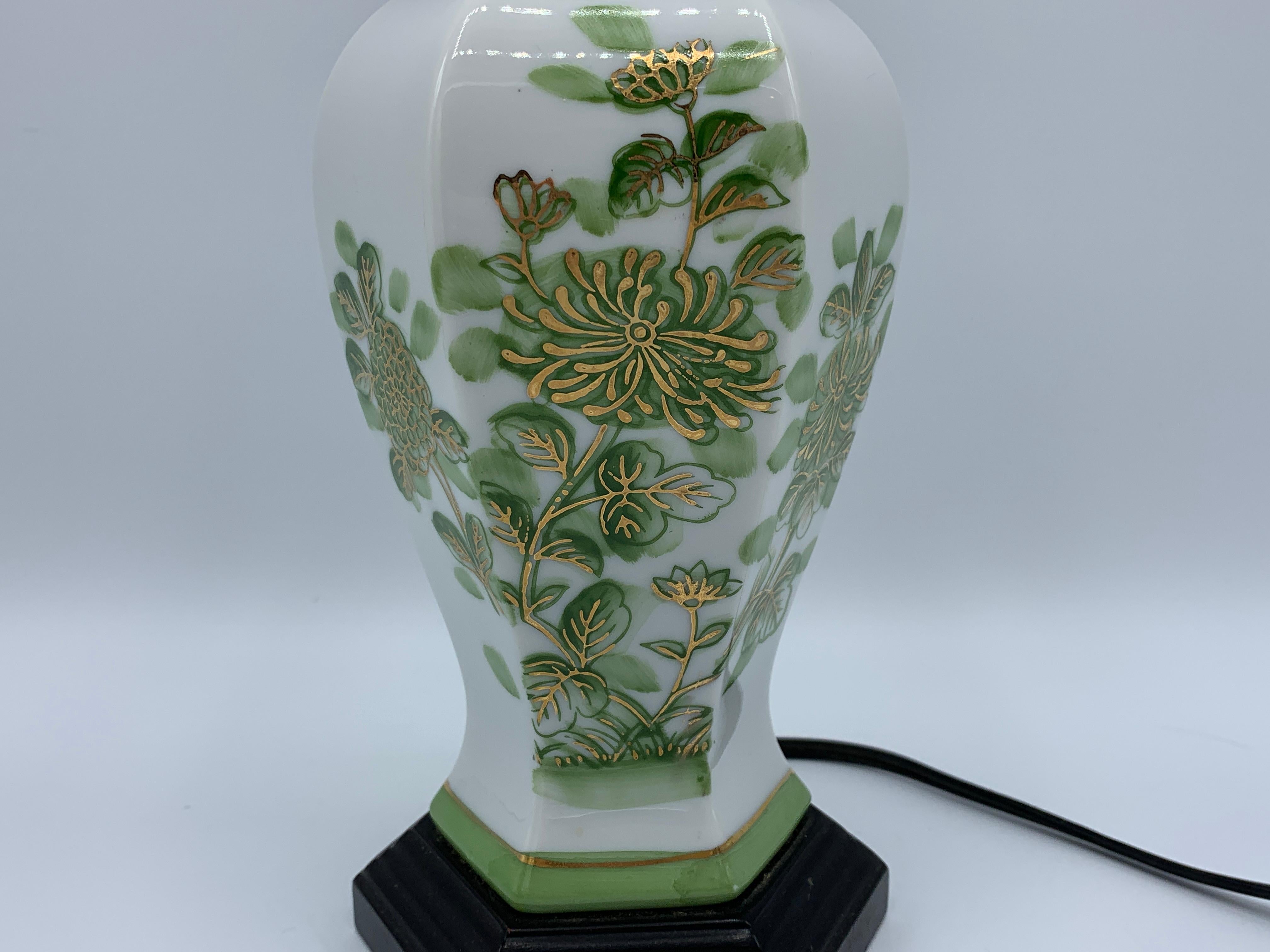 1970s Green and White Chinoiserie Ginger Jar Lamp In Good Condition For Sale In Richmond, VA