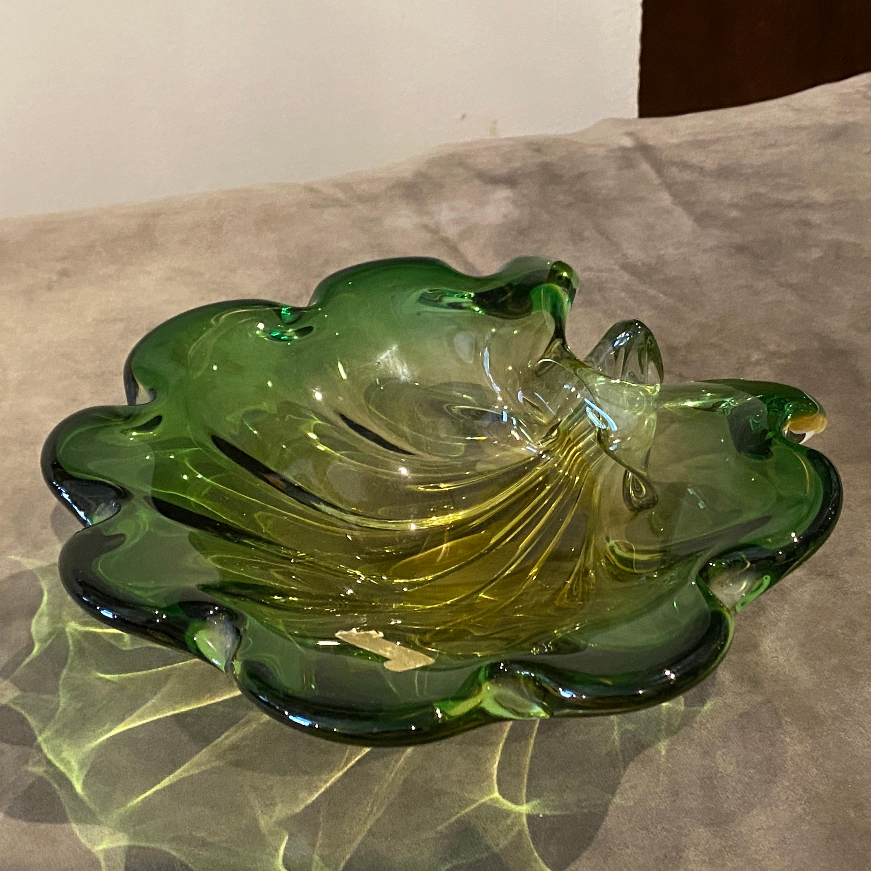 italien 1970s Mid-Century Modern Green and Yellow Murano Glass Sea Shell Bowl by Seguso (bol à coquillages en verre de Murano vert et jaune) en vente