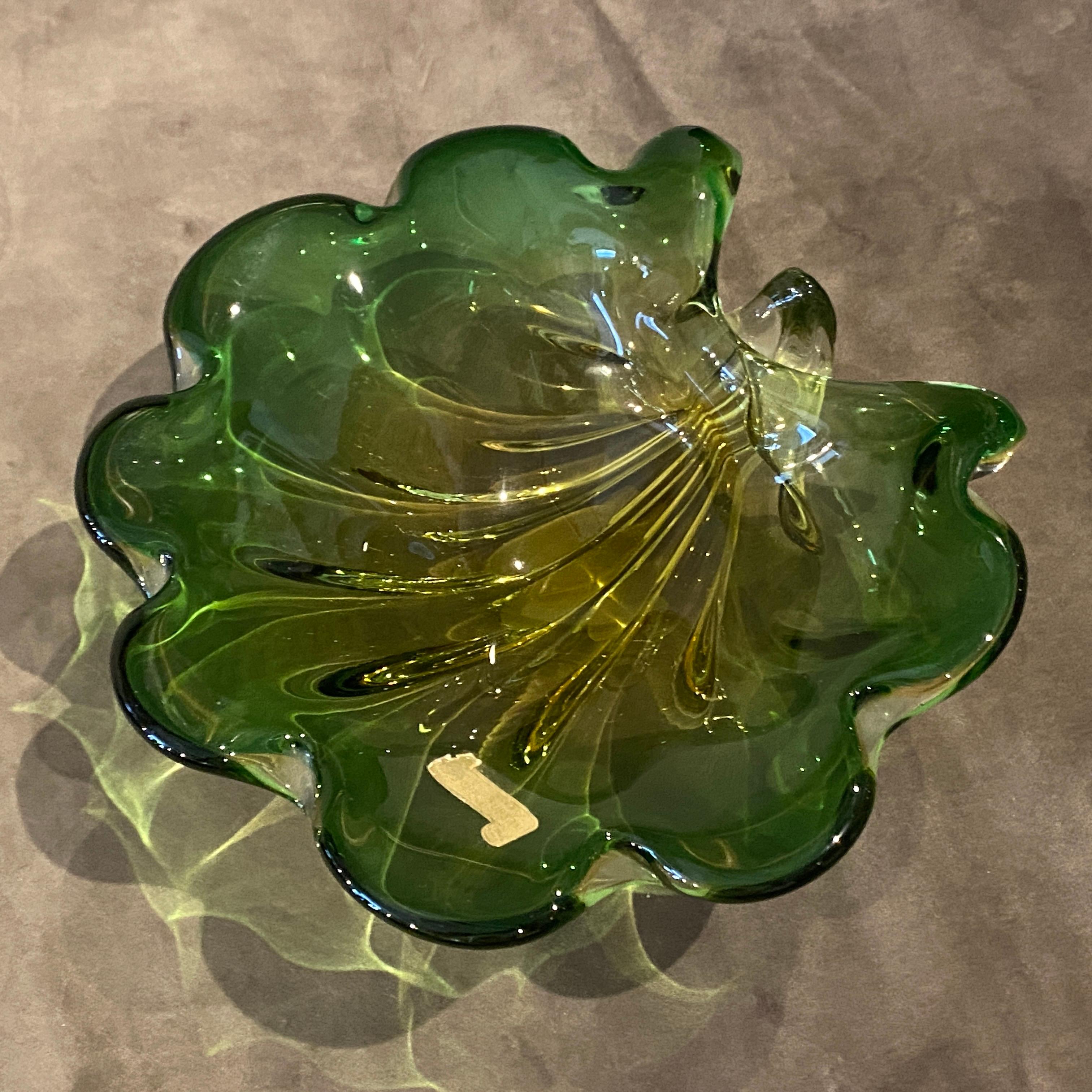 Fait main 1970s Mid-Century Modern Green and Yellow Murano Glass Sea Shell Bowl by Seguso (bol à coquillages en verre de Murano vert et jaune) en vente