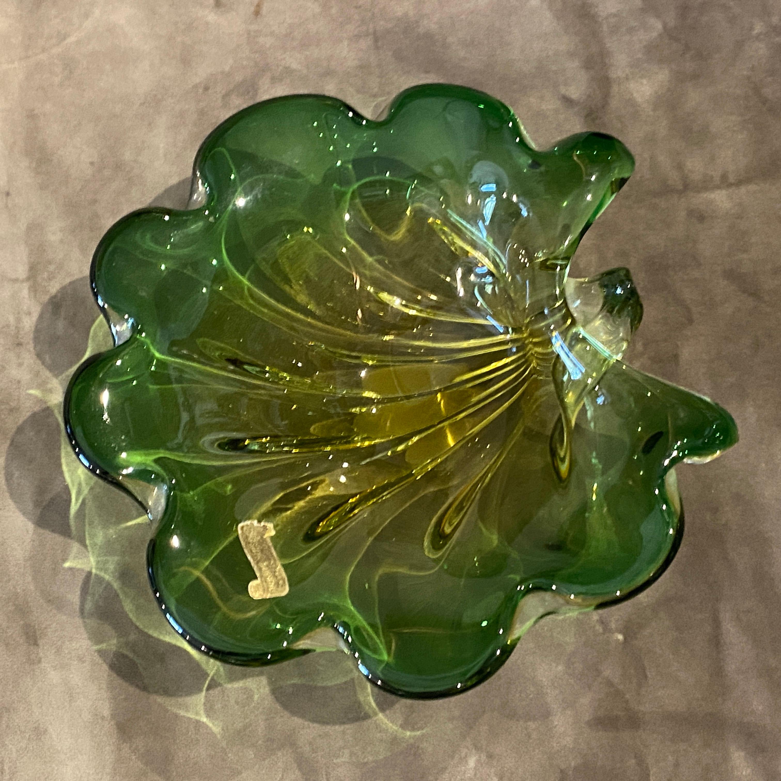 1970s Mid-Century Modern Green and Yellow Murano Glass Sea Shell Bowl by Seguso (bol à coquillages en verre de Murano vert et jaune) Bon état - En vente à Aci Castello, IT