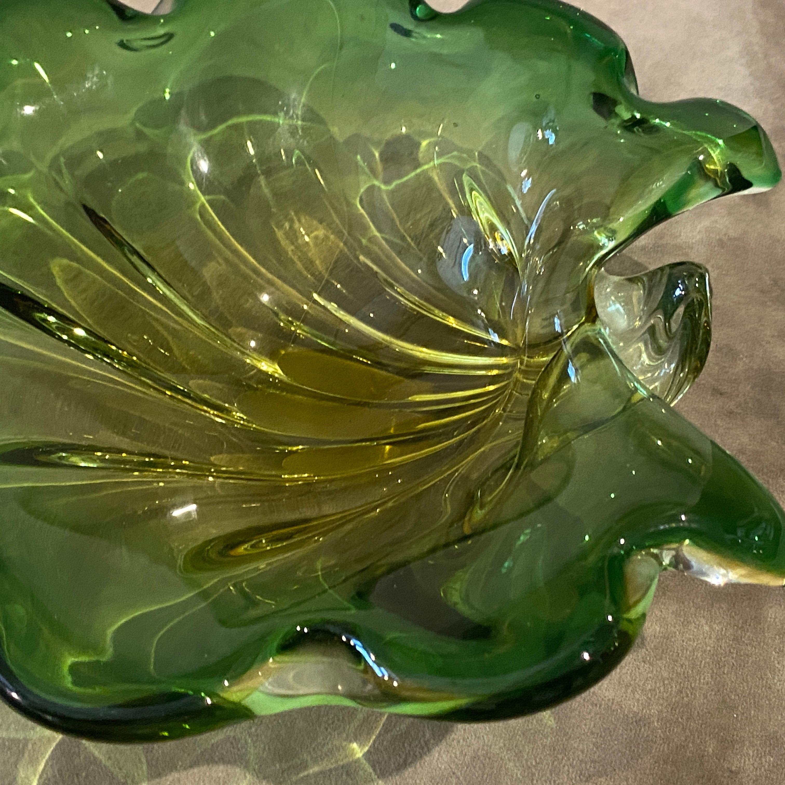 20ième siècle 1970s Mid-Century Modern Green and Yellow Murano Glass Sea Shell Bowl by Seguso (bol à coquillages en verre de Murano vert et jaune) en vente