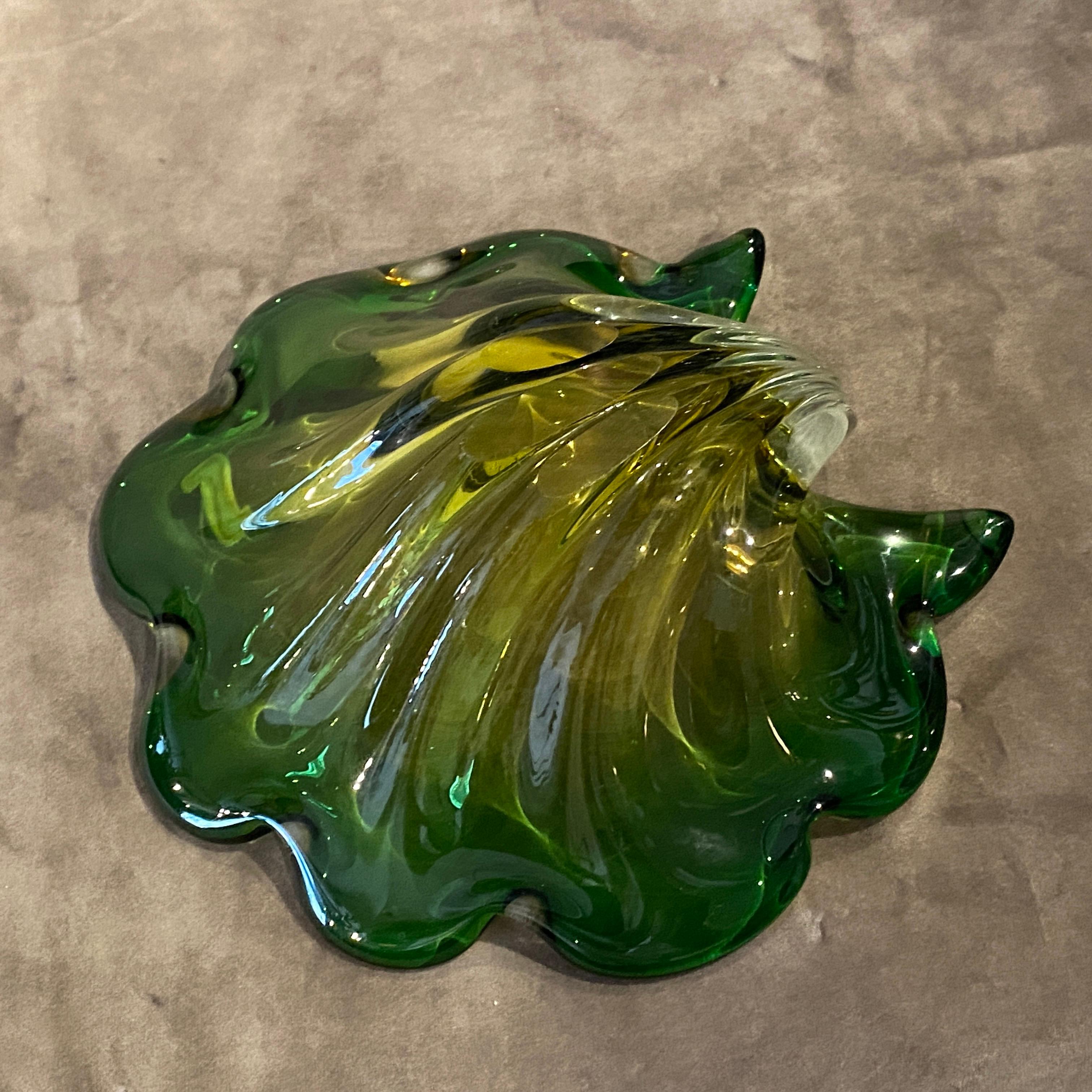 1970s Mid-Century Modern Green and Yellow Murano Glass Sea Shell Bowl by Seguso (bol à coquillages en verre de Murano vert et jaune) en vente 1