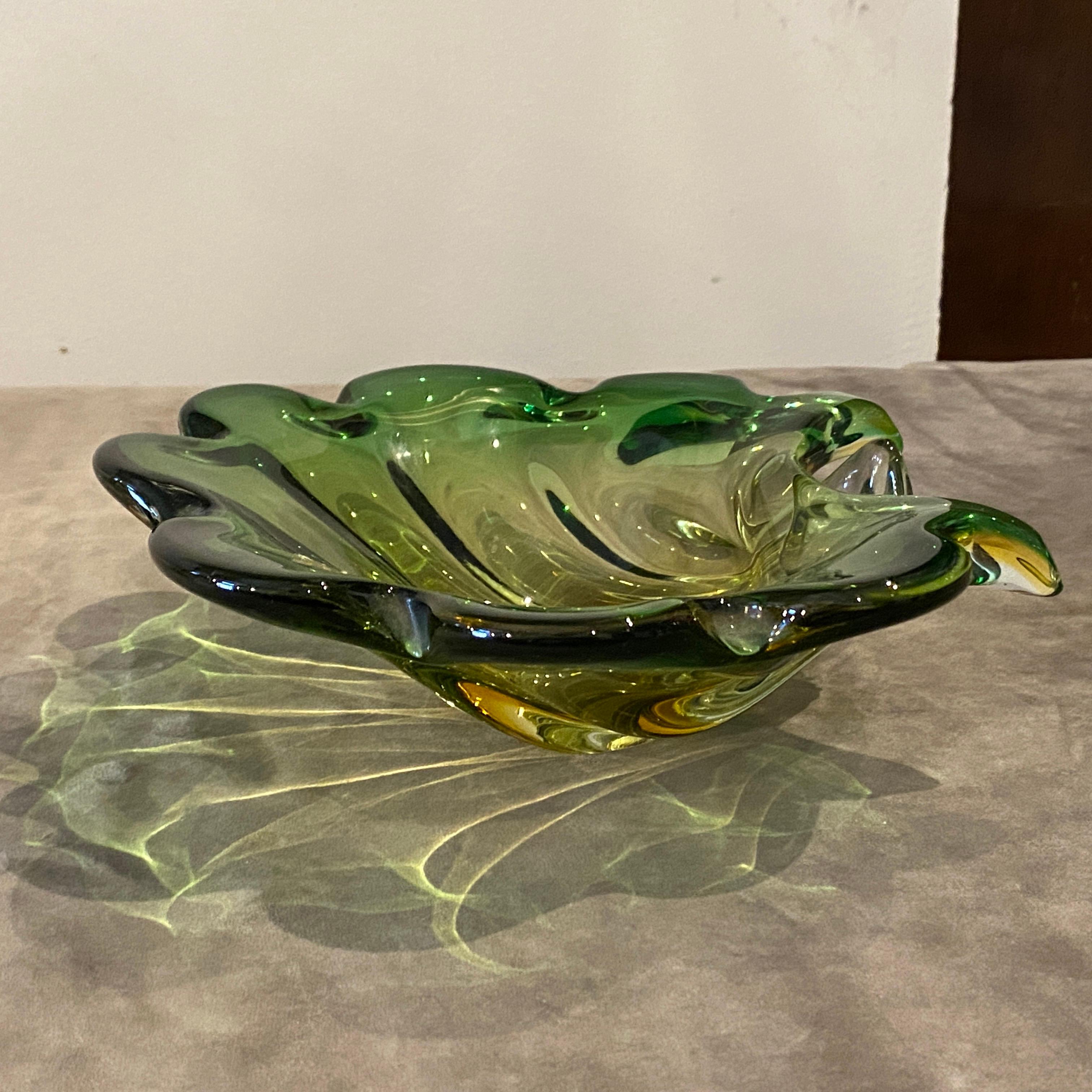 1970s Mid-Century Modern Green and Yellow Murano Glass Sea Shell Bowl by Seguso (bol à coquillages en verre de Murano vert et jaune) en vente 2