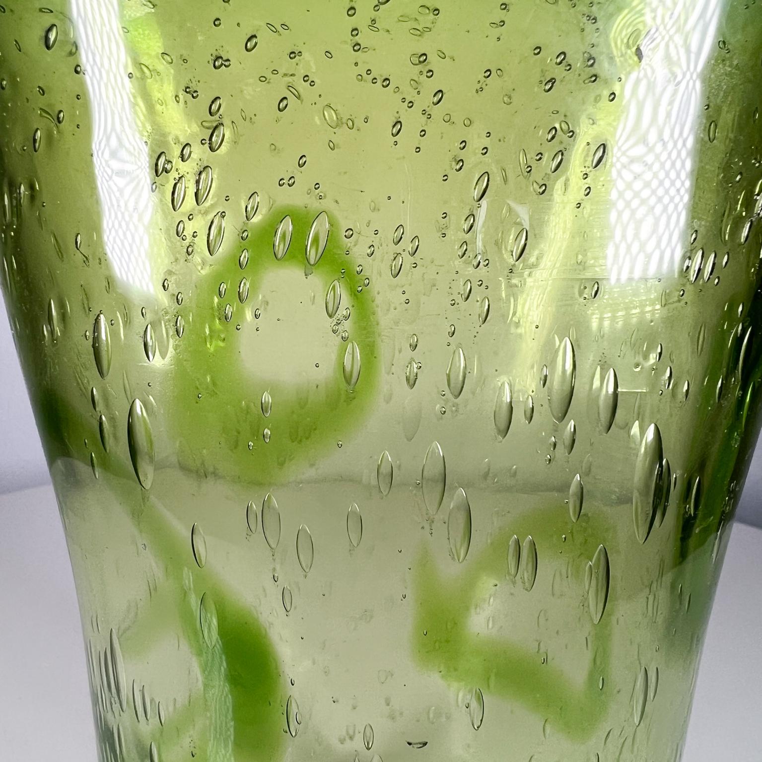 Vase en verre d'art vert des années 1970, à bulles contrôlées, style moderne de Murano  Bon état - En vente à Chula Vista, CA