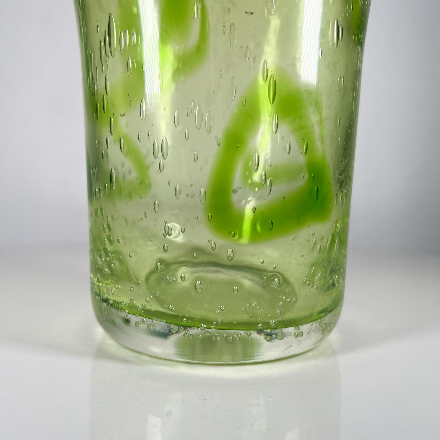 Fin du 20e siècle Vase en verre d'art vert des années 1970, à bulles contrôlées, style moderne de Murano en vente