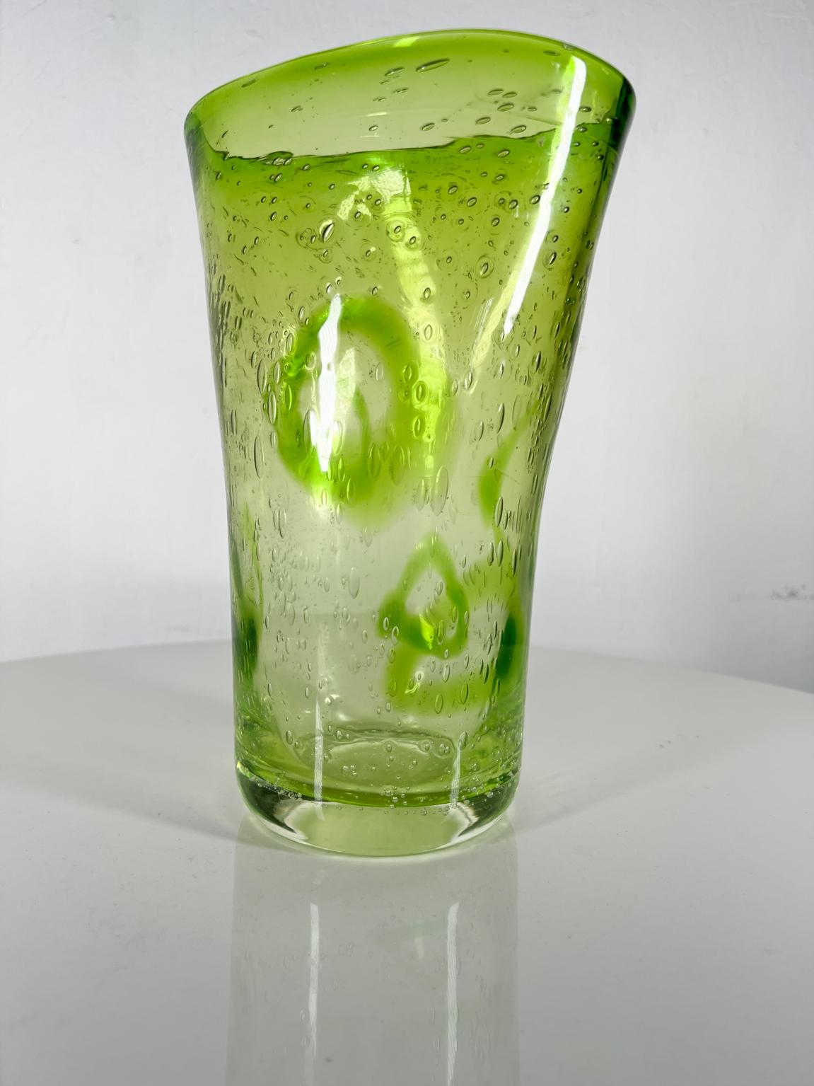 Grüne Kunstglasvase aus den 1970er Jahren im modernen Murano-Stil mit kontrollierter Blase  im Angebot 3