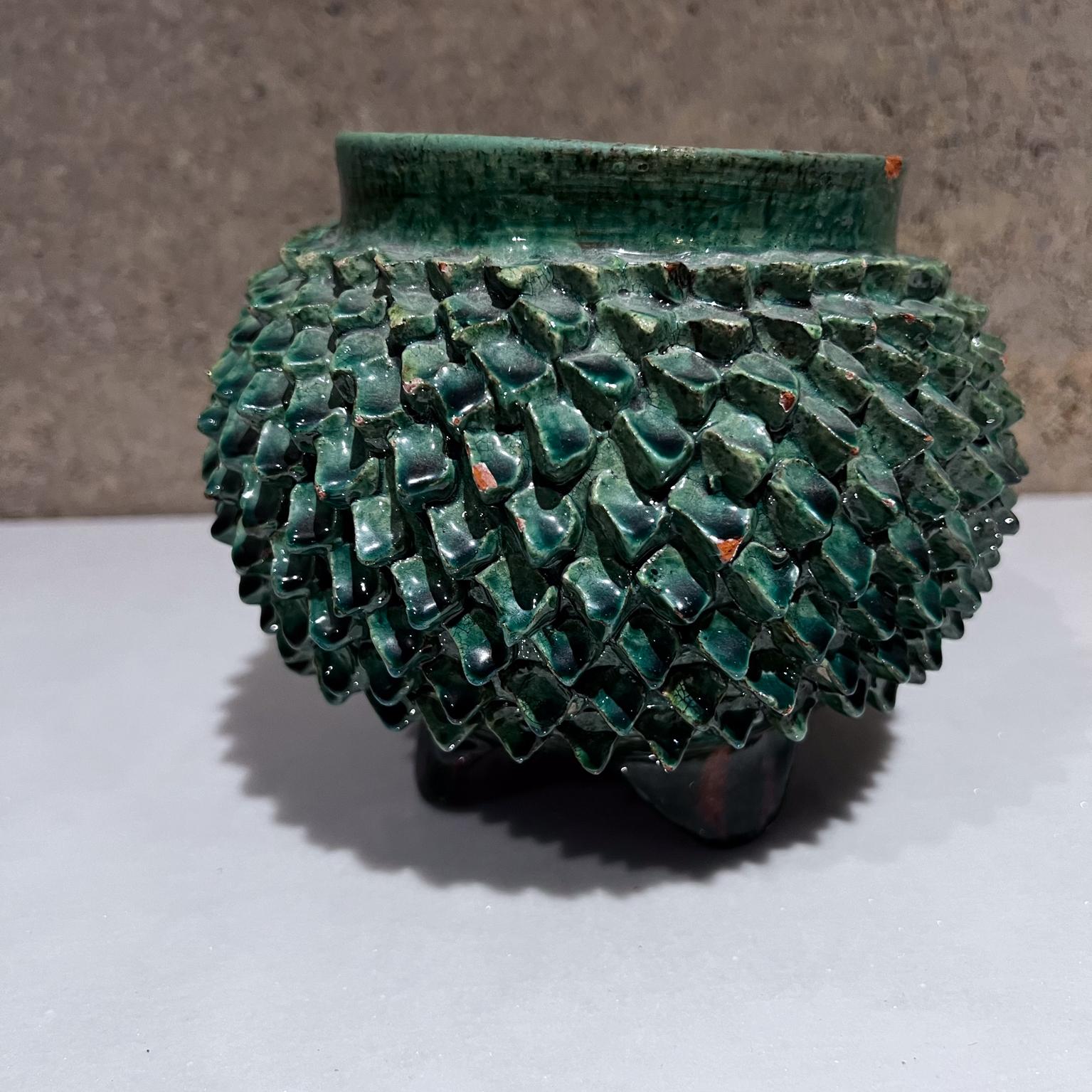 AMBIANIC présente
1970 Art Pottery Green Pineapple Decorative Bowl (bol décoratif en forme d'ananas vert) 
Piña Ceramics Michoacán Mexique
5,25 h x 6,5 diamètre
Etat original non restauré.
Voir toutes les images présentées.