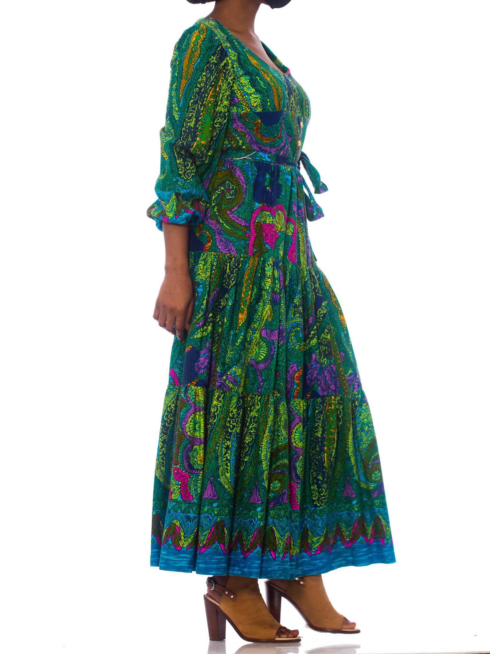 1970S  Green Cotton Barkcloth Hawaiian Border Print Long Sleeve Maxi Dress In Excellent Condition In New York, NY