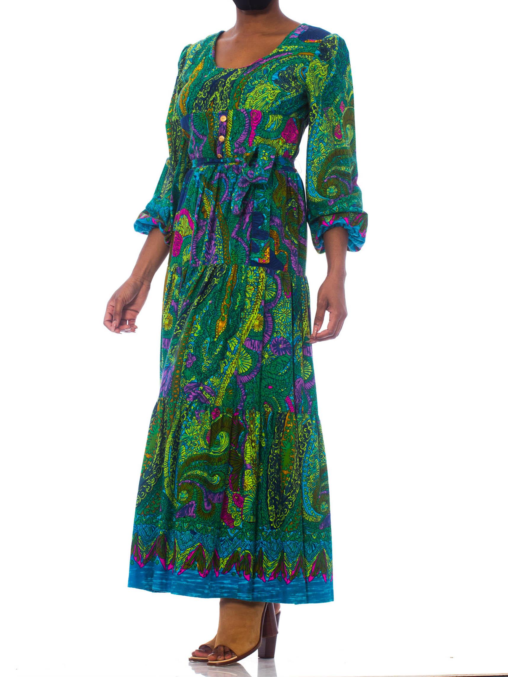 1970S  Green Cotton Barkcloth Hawaiian Border Print Long Sleeve Maxi Dress 1