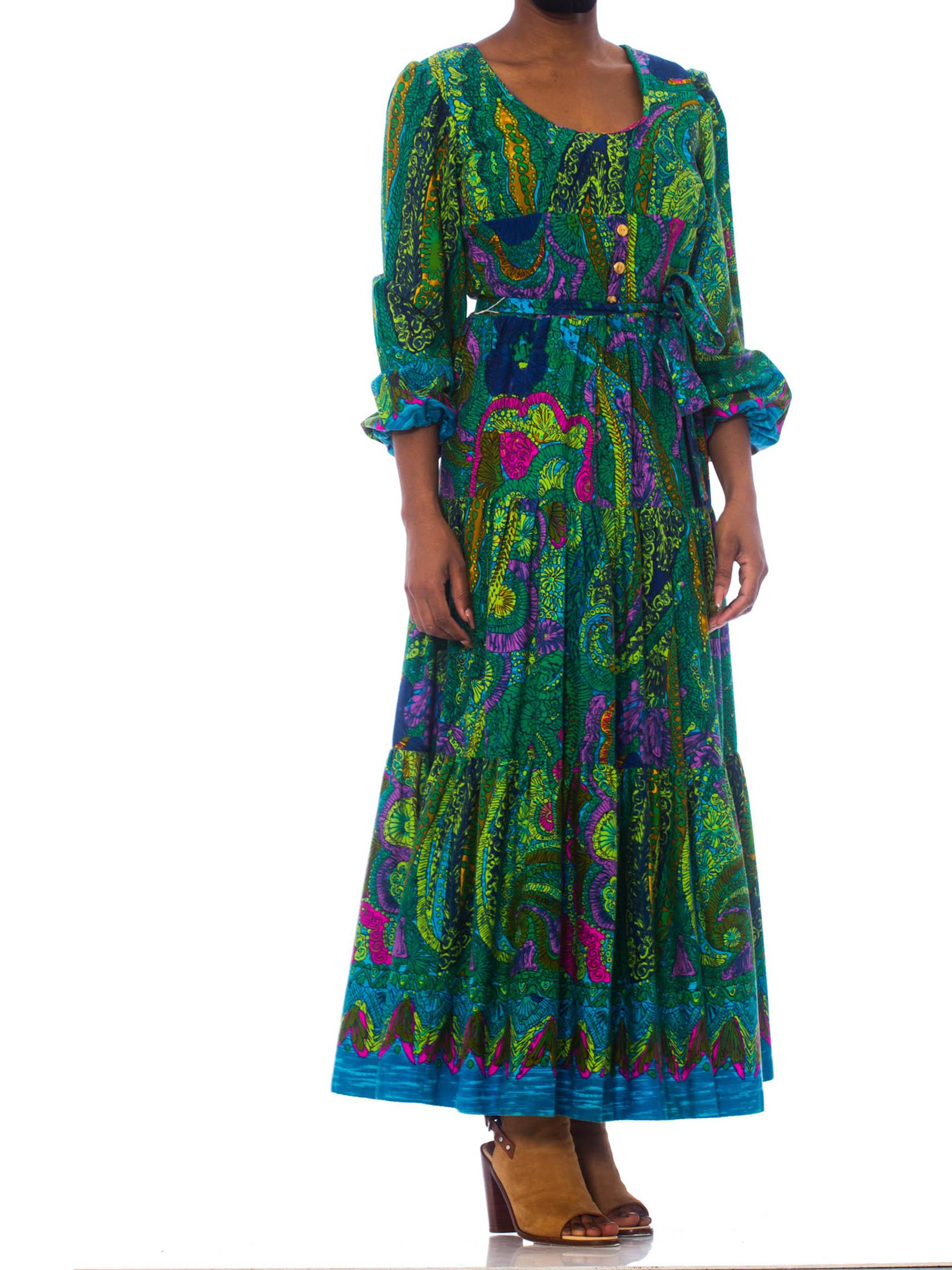 1970S  Green Cotton Barkcloth Hawaiian Border Print Long Sleeve Maxi Dress 2