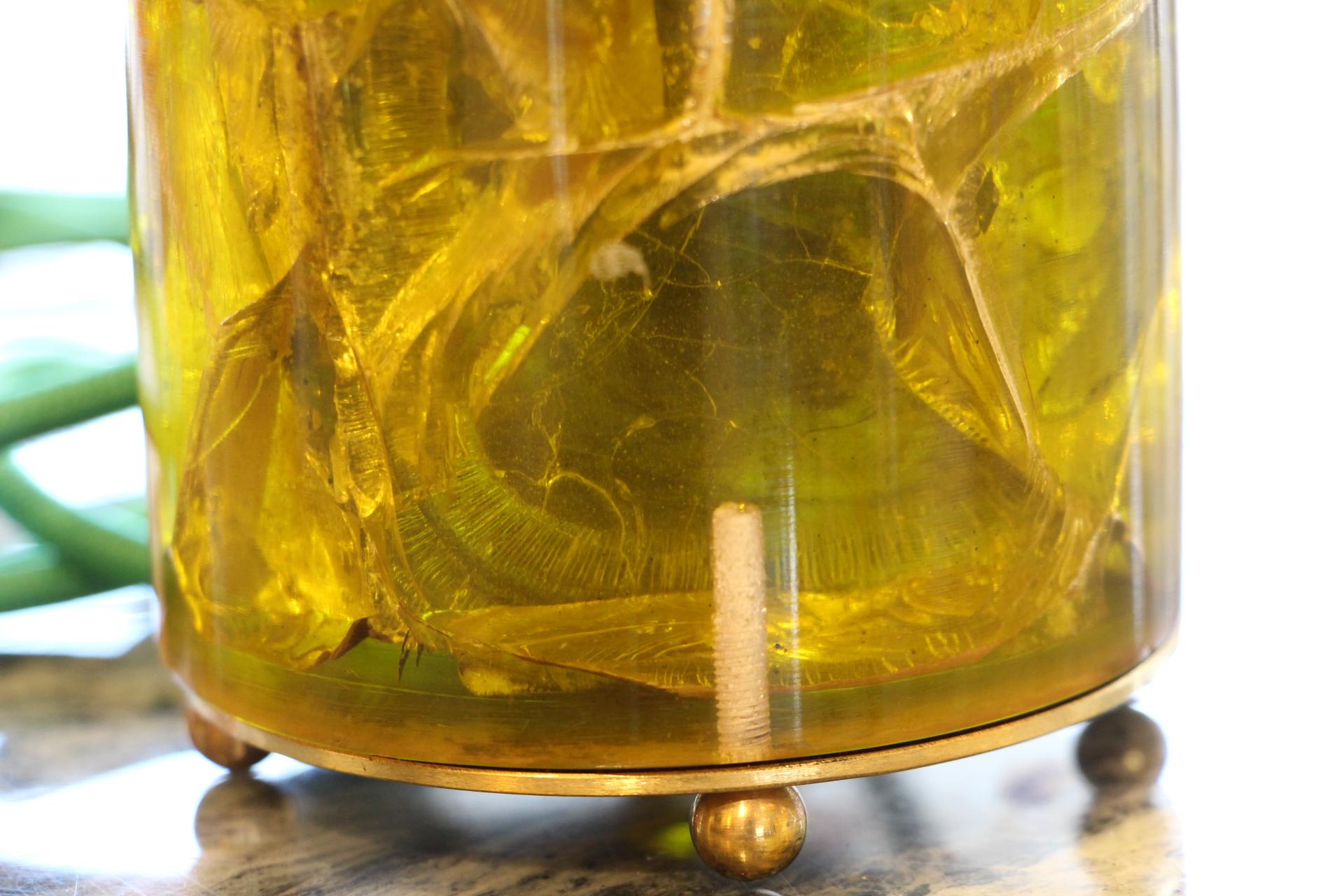 Mid-Century Modern Lampe de table en résine fractale, plaque en laiton, Marie-Claude de Fouquières, Pierrre Girau en vente