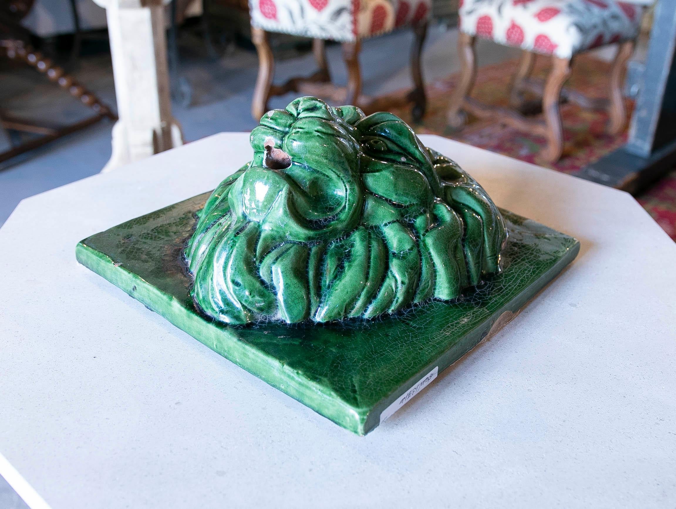 Vernissé Masque à tête de lion en céramique verte des années 1970  en vente