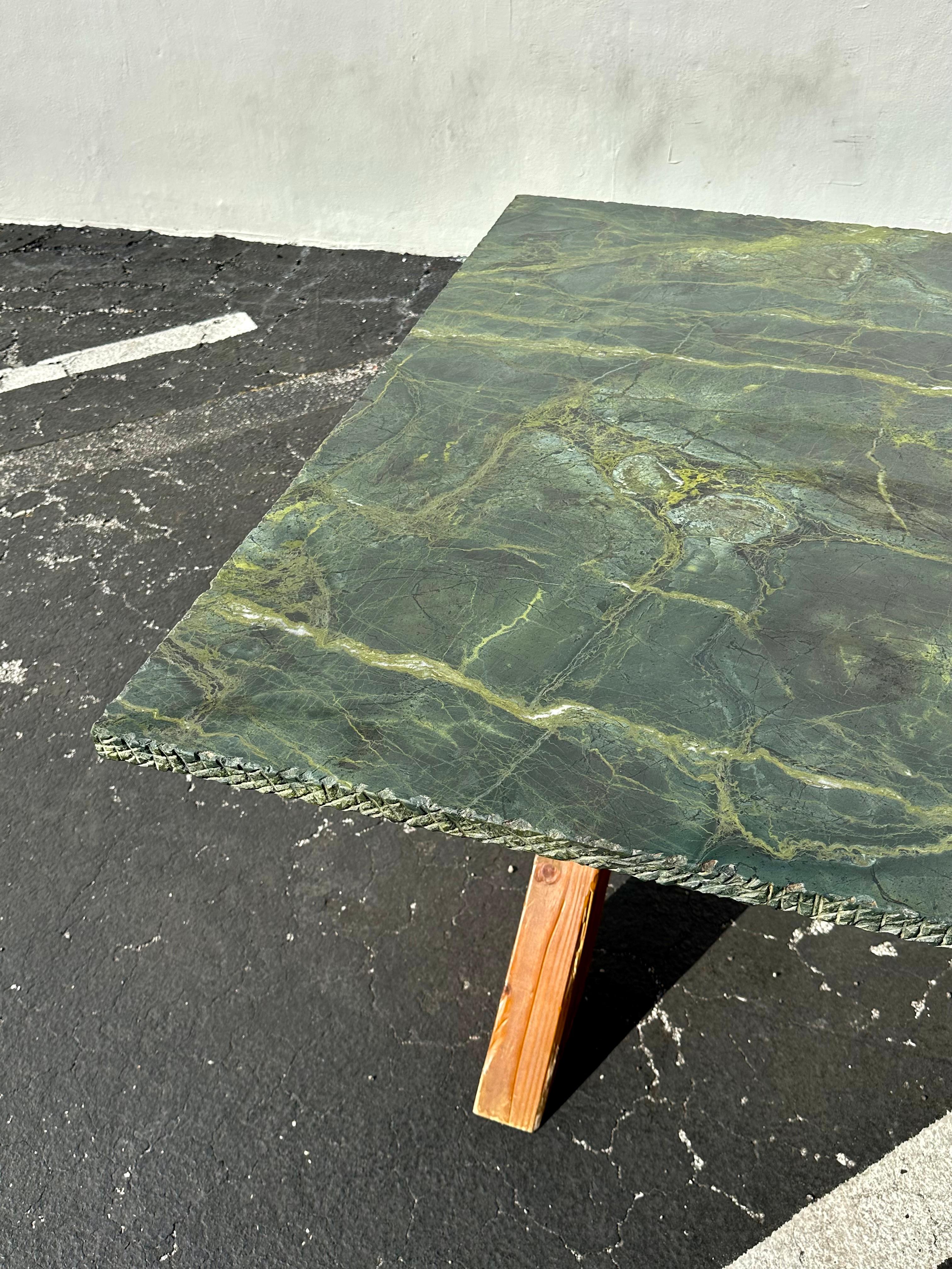 Table de salle à manger espagnole à bord vif en marbre vert MCM des années 1960 en vente 4