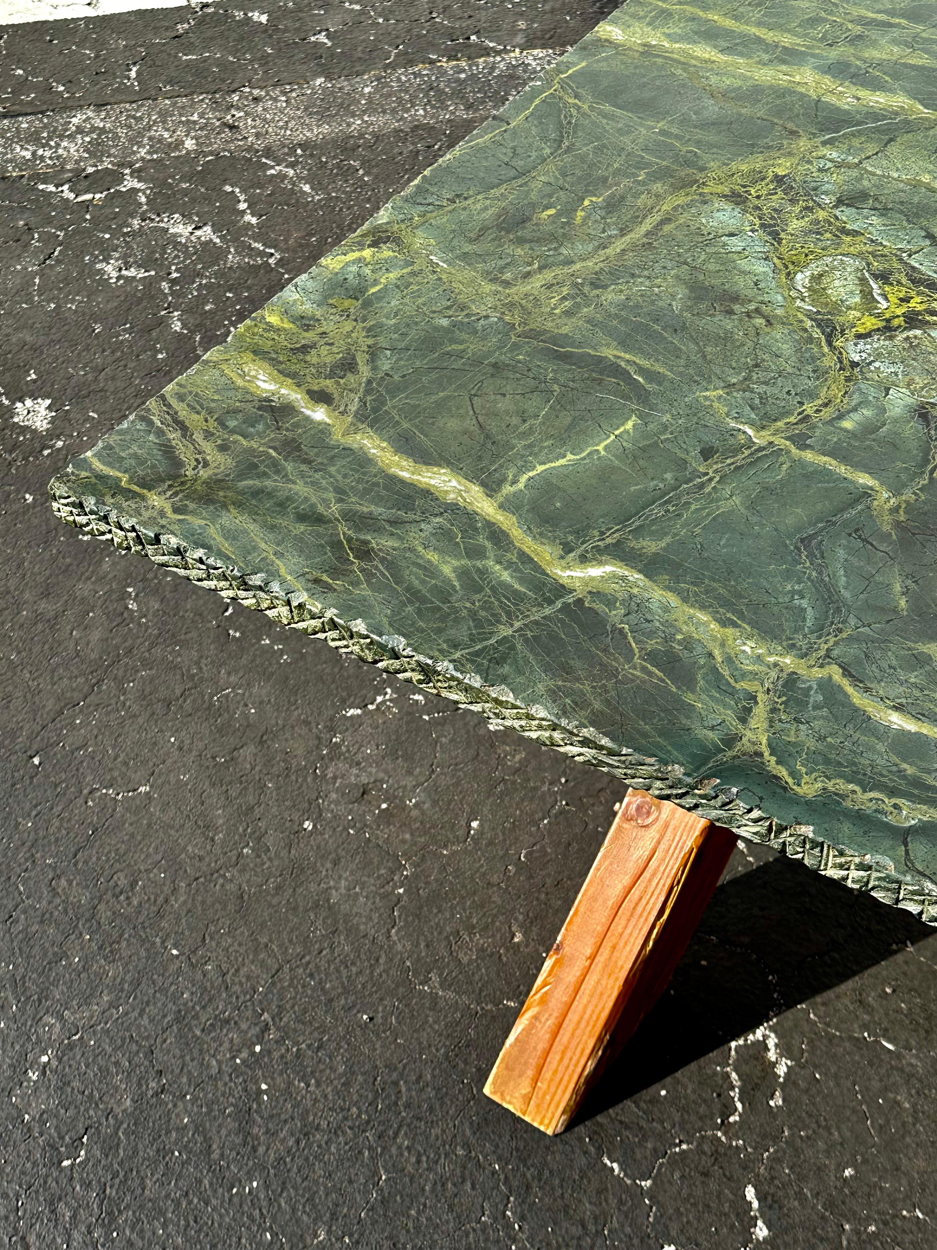Table de salle à manger espagnole à bord vif en marbre vert MCM des années 1960 en vente 5