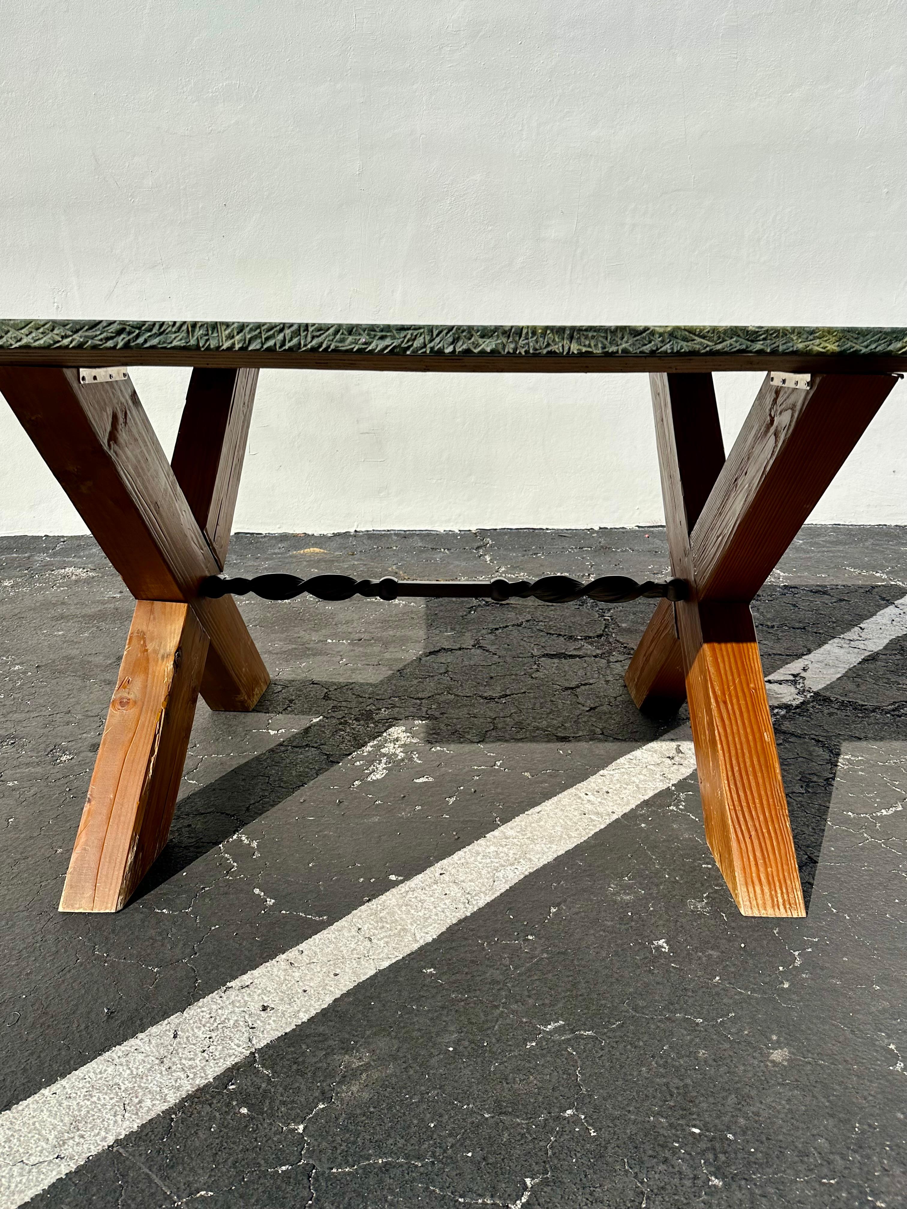 Table de salle à manger espagnole à bord vif en marbre vert MCM des années 1960 en vente 6