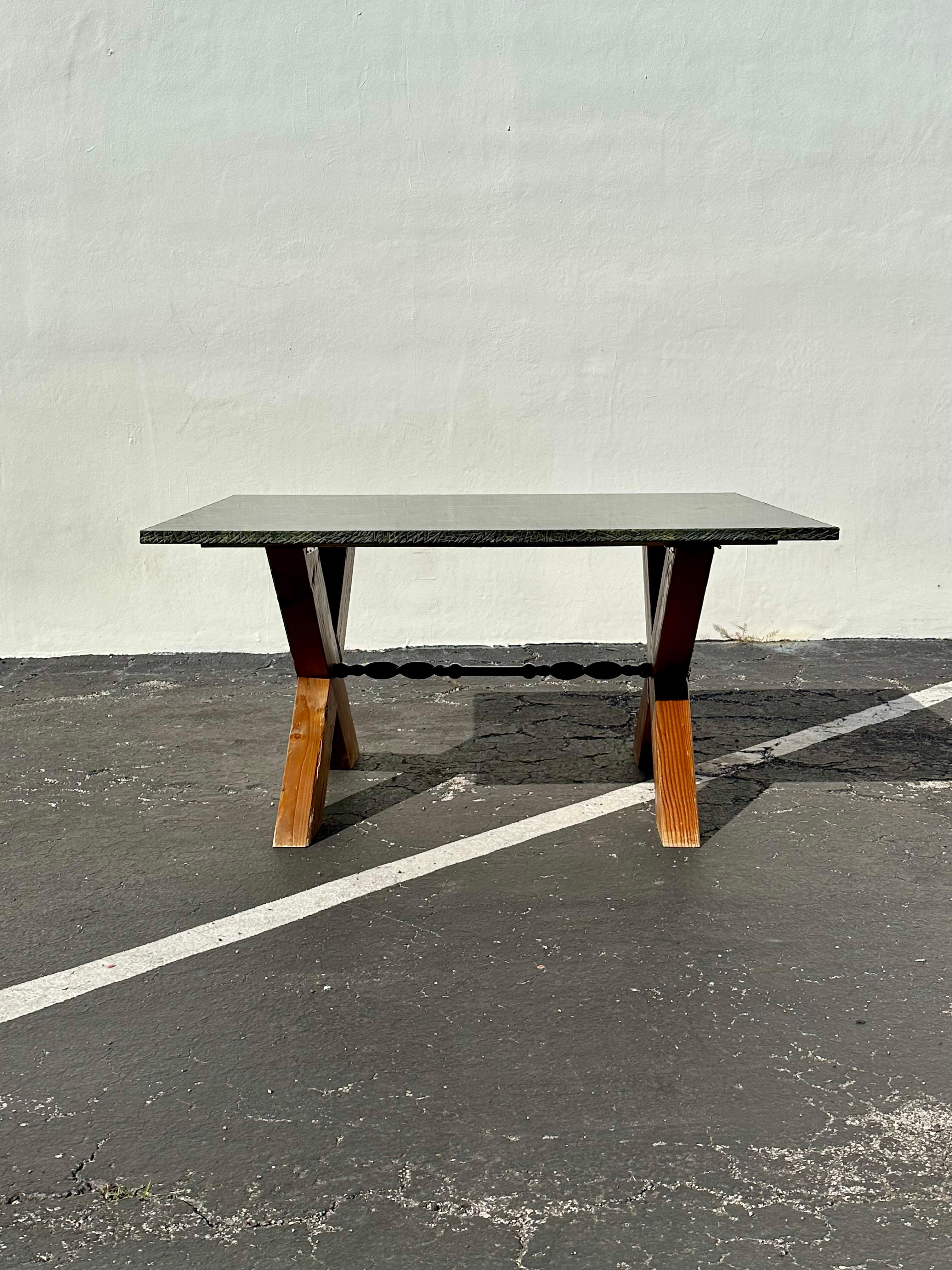 Laissez-vous séduire par l'élégance intemporelle de cette exquise table en marbre vert live edge, datant des années 1960. ... Fabriqué avec une attention méticuleuse aux détails, ce meuble présente une étonnante finition artisanale, garantissant un
