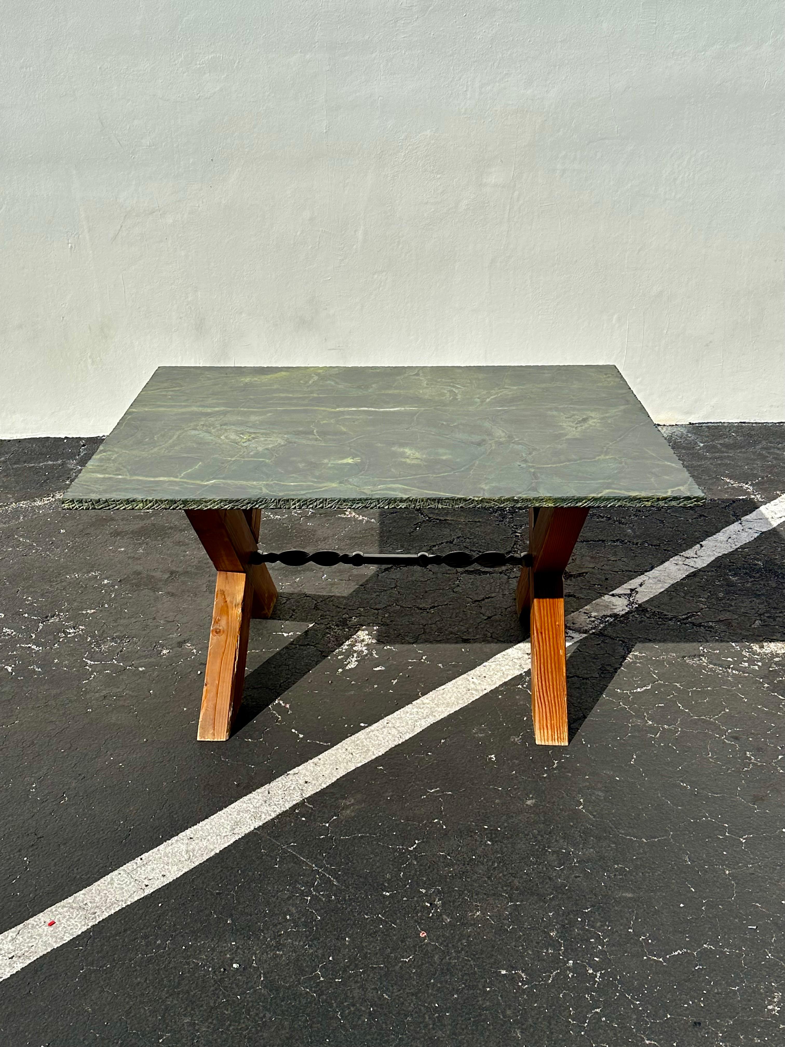 Mid-Century Modern Table de salle à manger espagnole à bord vif en marbre vert MCM des années 1960 en vente