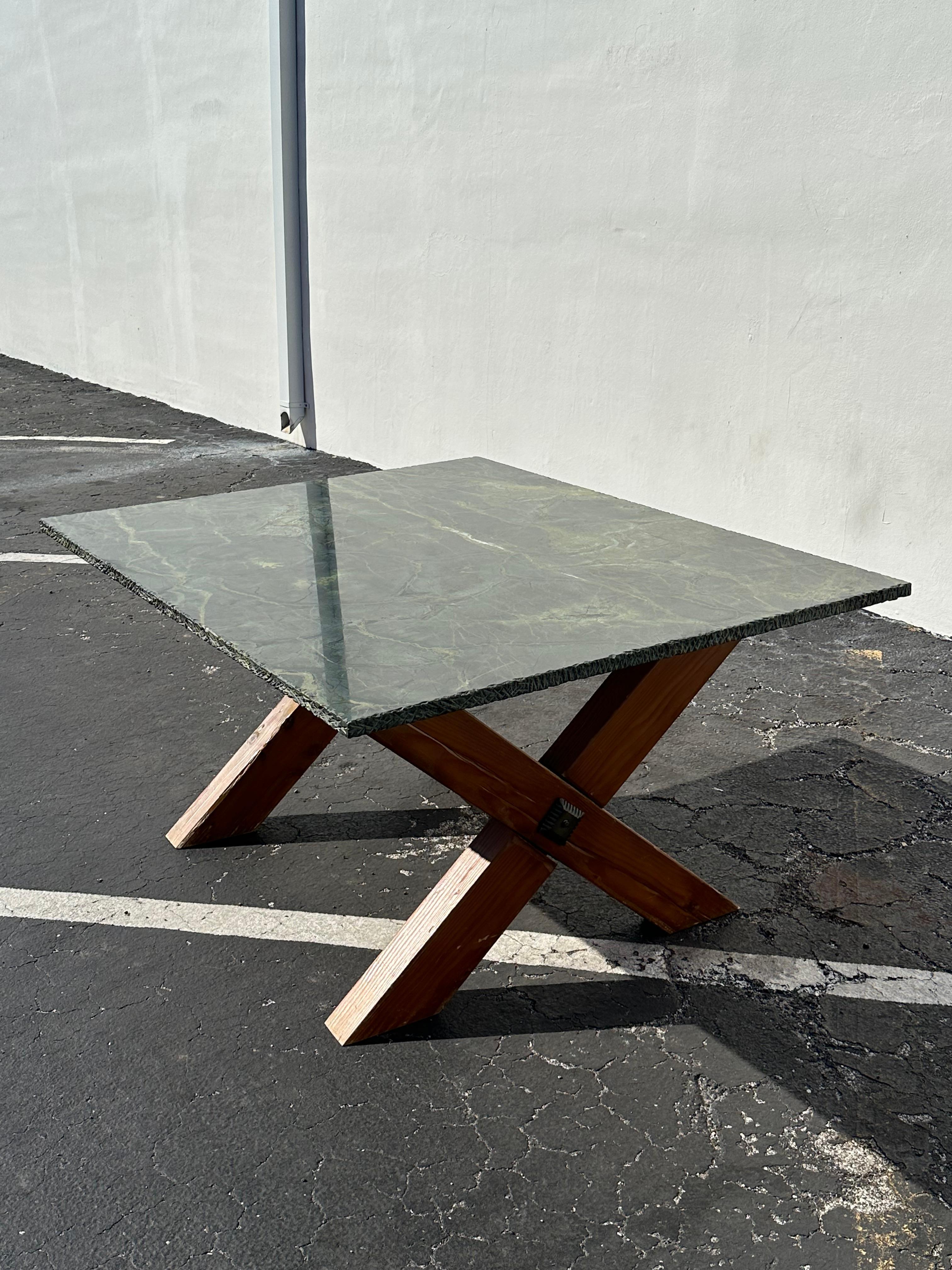 Espagnol Table de salle à manger espagnole à bord vif en marbre vert MCM des années 1960 en vente